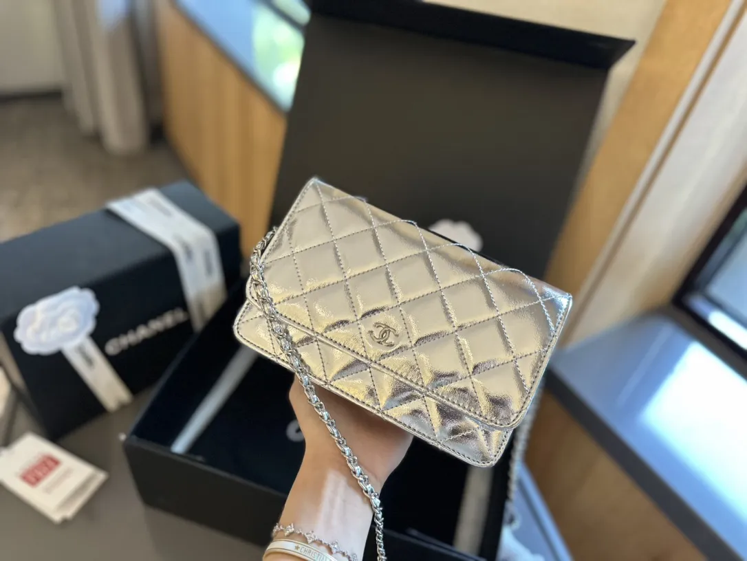 p130 折叠礼盒包装装 CHANEL 香奈儿发财包 入门级小挎包 香奈儿woc新款发财包 可斜挎单肩 链条可收入包内作为手包使用💪 上身后超显大气, 别看小小的 这个很能装哦 小巧实用 人手必备 上身效果超好 尺寸: 19.12