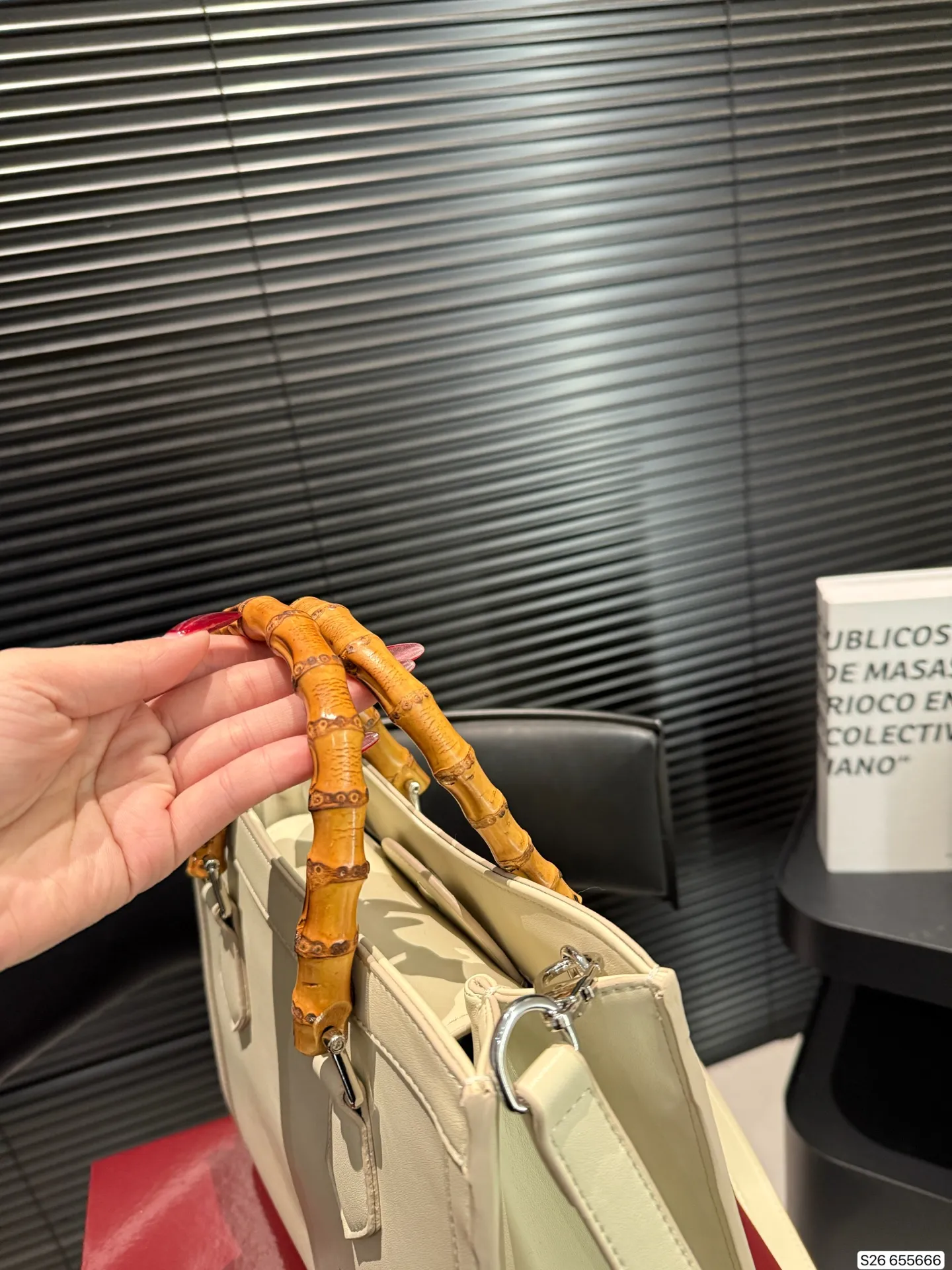 P180 配折叠盒子 酷奇 竹节手提Gucci Diana购物袋 最新系列，这个款复古韵味特别浓，对版五金 原版内里！上身效果也超赞，主要以精致特别的五金来提升整体质感。尺寸：27 24 货号655666