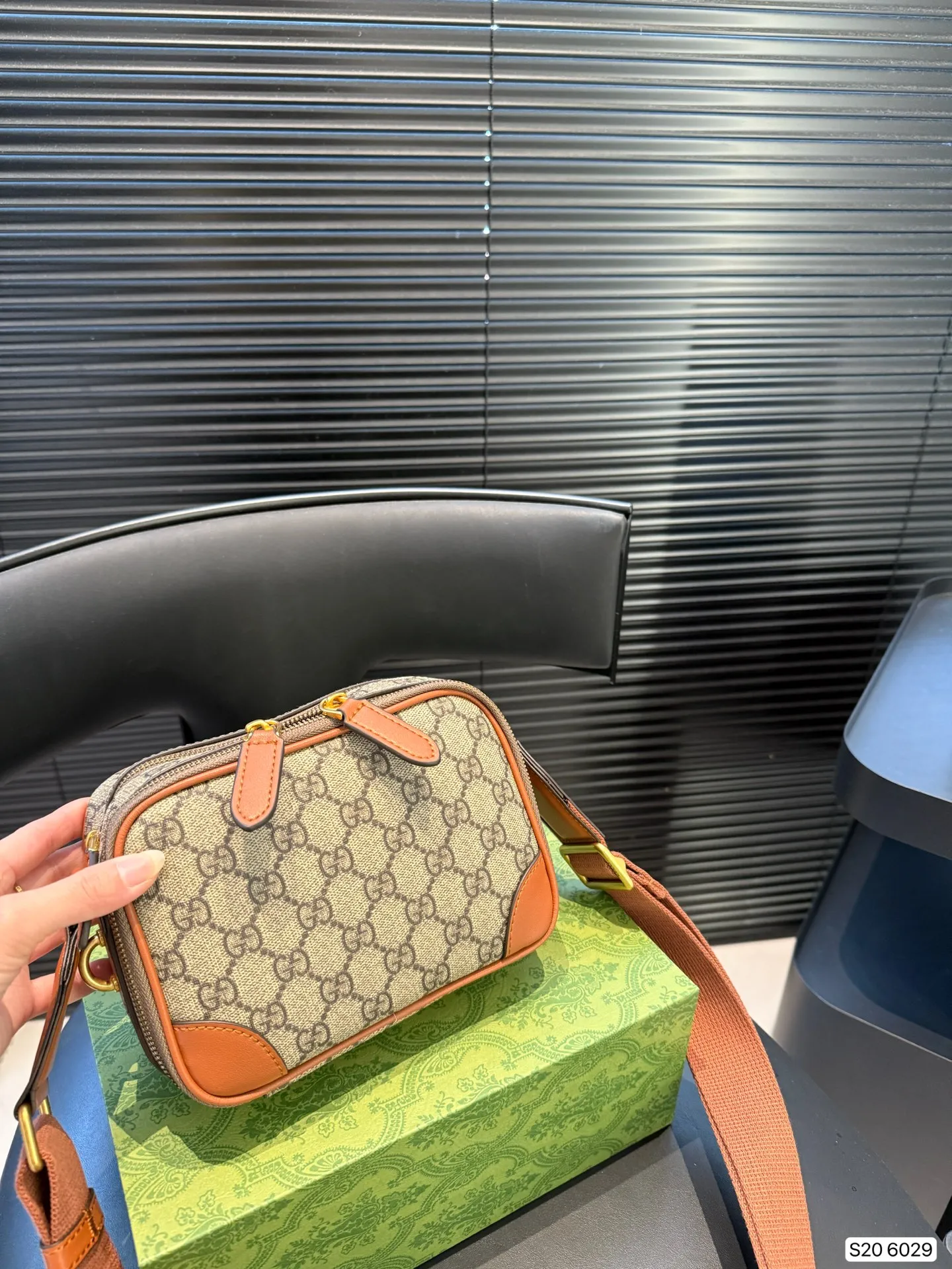 P150 Lv男士邮差 男包分享0LouisVuitton单肩包 路易威登LouisVuitton比起非常火邮差包这一款lv男士单肩包可以说非常低调了,这款呢低调稳重,日常休闲也搭得来也可斜挎尺寸18.5 13 货号6029