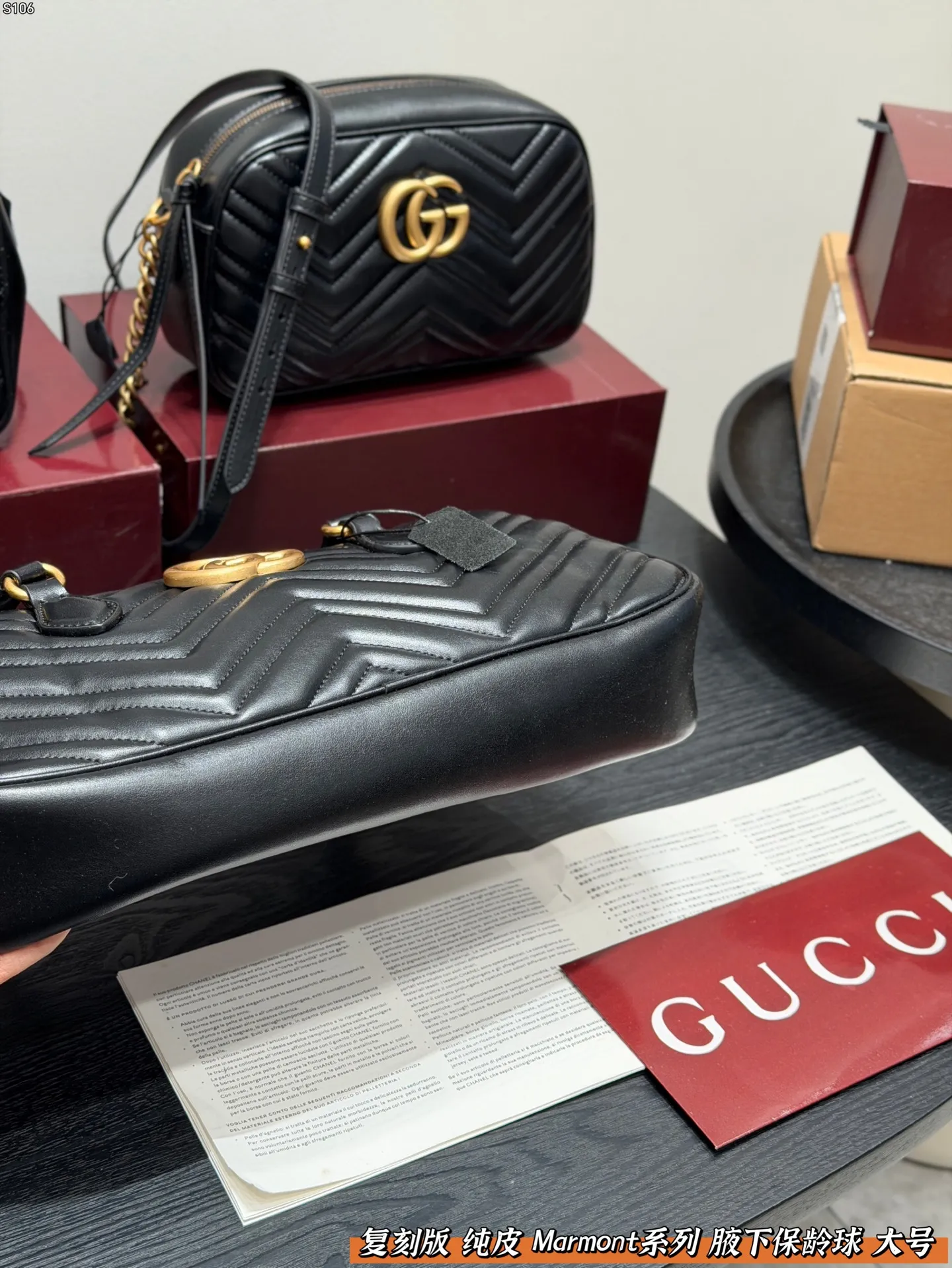 P150 礼盒包装🎁 复刻版 纯皮！ Gucci GG Marmont保龄球包腋下马蒙包，黑色波浪纹绗缝皮革+金色双G标志，简约又超有辨识度。 手提or腋下背都OK，通勤，出街都很百搭!皮革柔软耐用，容量刚好，日常用品轻松装下。 尺寸 大号35*16cm