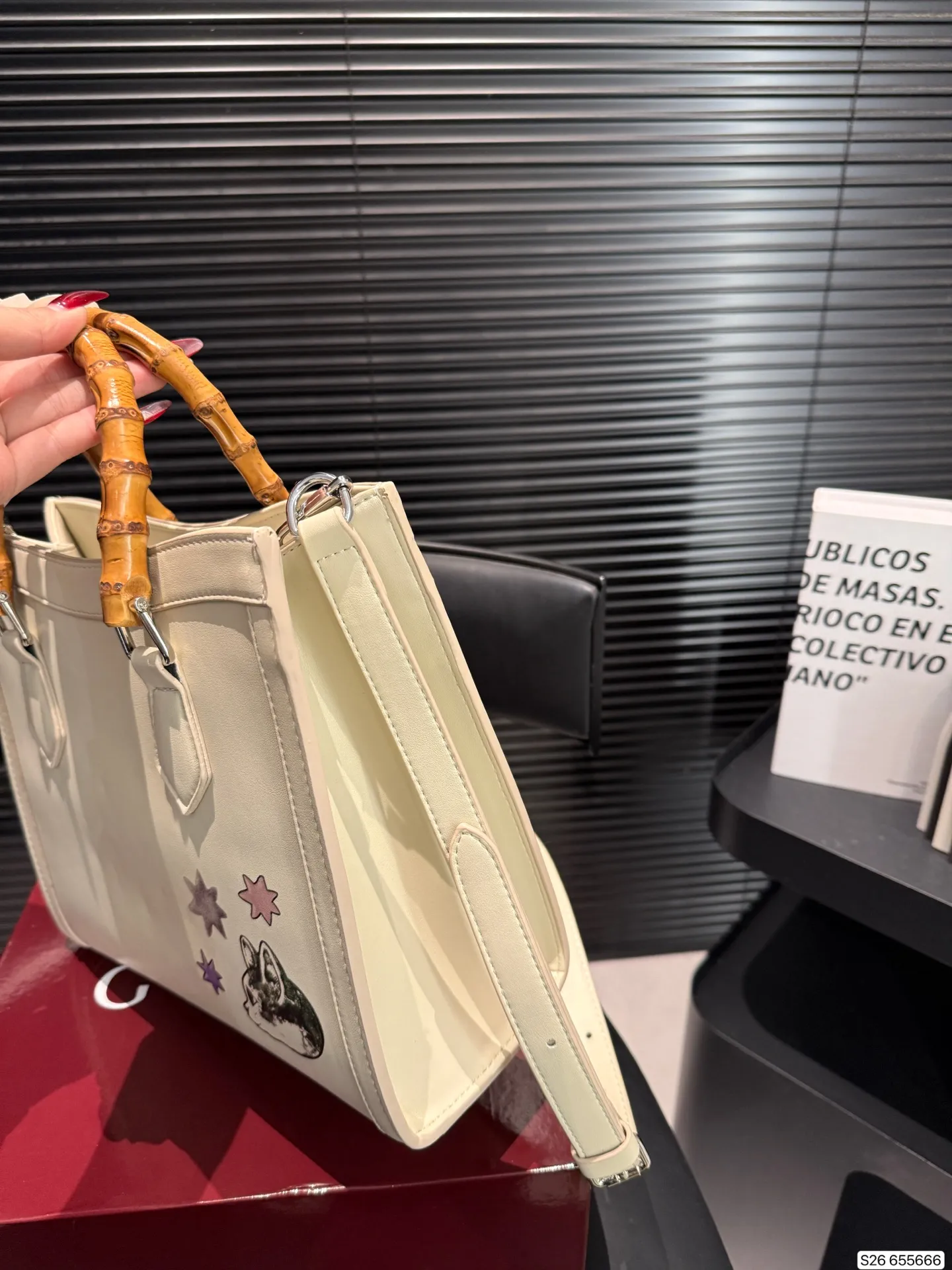 P180 配折叠盒子 酷奇 竹节手提Gucci Diana购物袋 最新系列，这个款复古韵味特别浓，对版五金 原版内里！上身效果也超赞，主要以精致特别的五金来提升整体质感。尺寸：27 24 货号655666