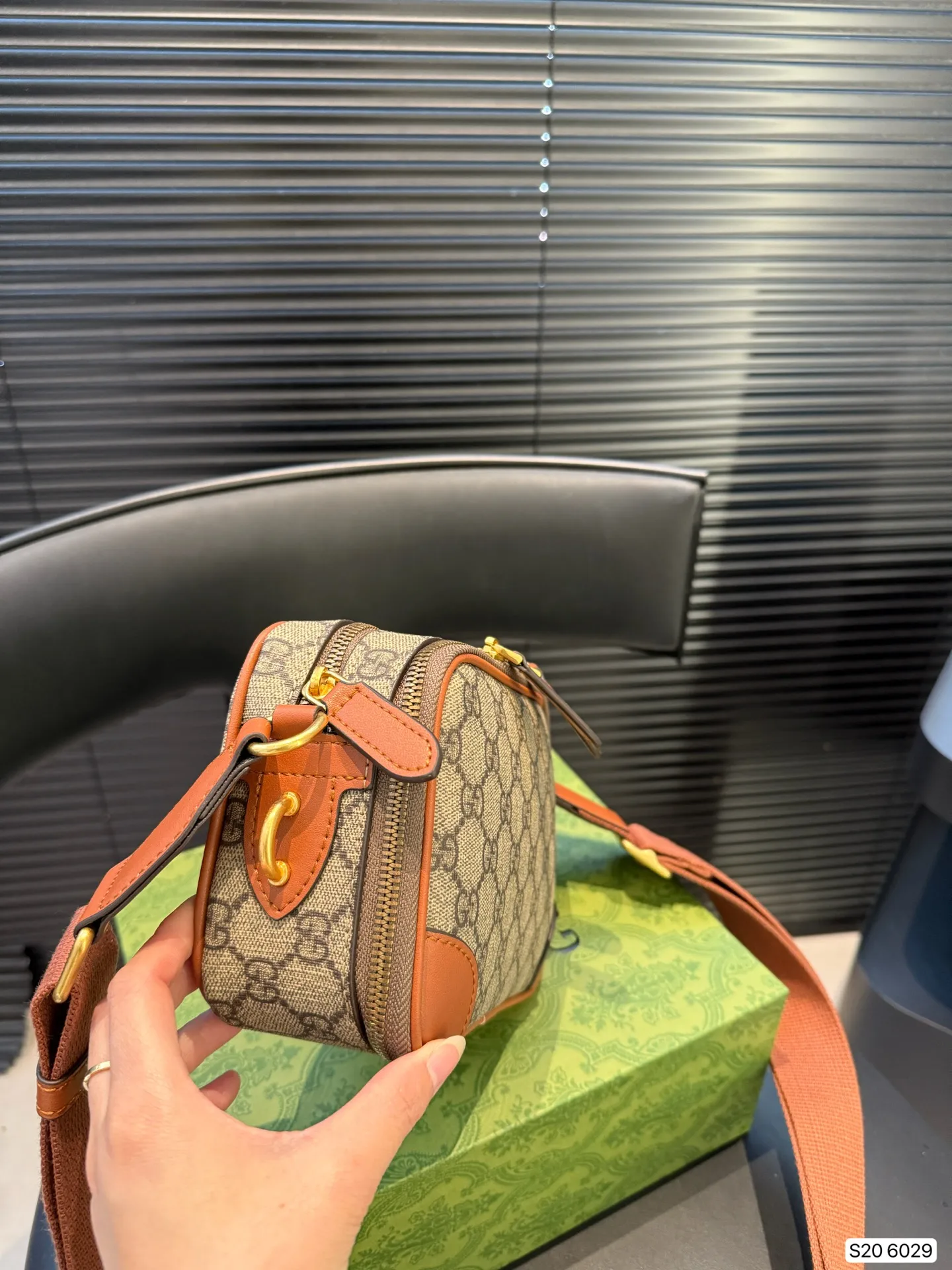 P150 Lv男士邮差 男包分享0LouisVuitton单肩包 路易威登LouisVuitton比起非常火邮差包这一款lv男士单肩包可以说非常低调了,这款呢低调稳重,日常休闲也搭得来也可斜挎尺寸18.5 13 货号6029