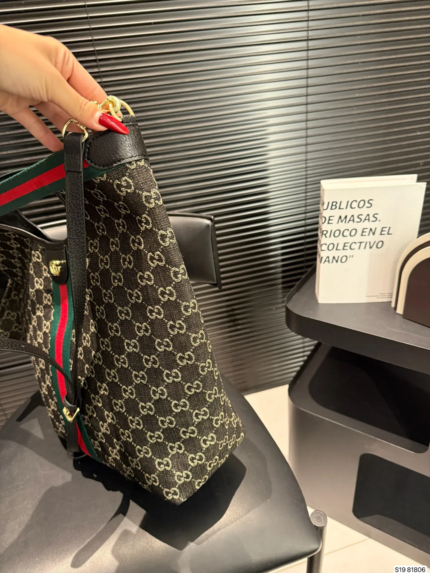 P145 酷奇 闭眼都能入手的包包| 托特包 可手提可单肩 真的是闭着眼都能冲的款式! 尺寸:30 39 货号81806