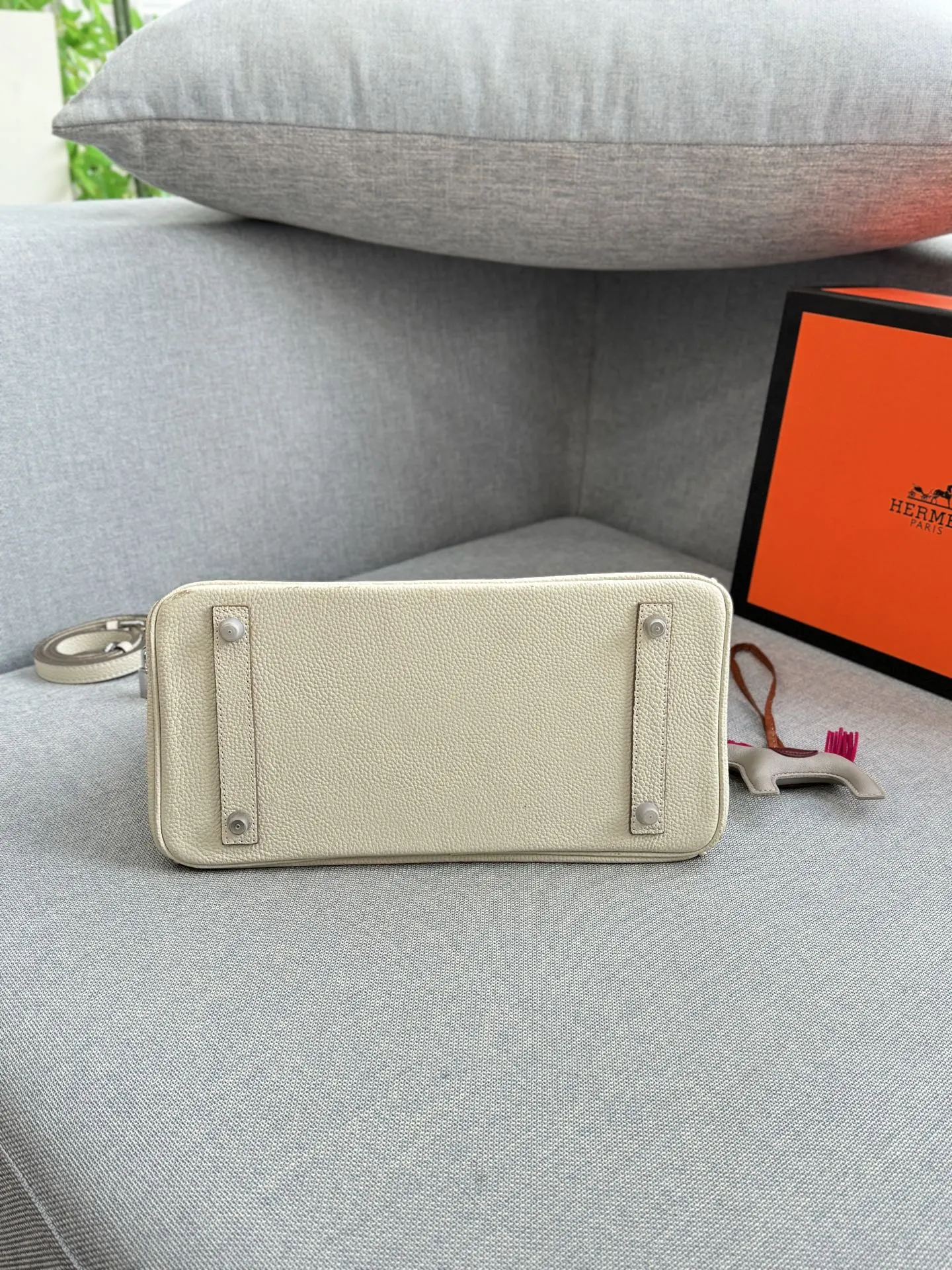 头层牛皮大💰285 头层牛皮小💰265 size:30×21.5/25×19 HERMES爱马仕 Birkin 机车摇滚风 铂金包手提包 荔枝纹 复古灵魂!口袋拉链牛皮铂金包超迷人 被我挖到宝了!这款中古款口袋拉链头层牛皮铂金包,满满的岁月韵味。 头层牛皮柔软又耐磨,纹理尽显质感。独特口袋拉链设计,方便实用还增添设计感。 背上它,瞬间变身复古女郎,日常通勤、约会出街,轻松成为焦点,简直是提升气质的神器。