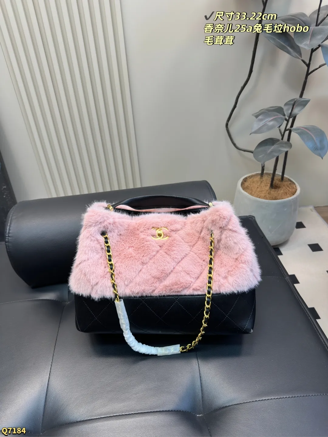 💰200 尺寸33.22cm 香奈儿25a兔毛hobo托特 25A高级手工坊上新 有点东西 早早被预告吸引的一只包包👜 收到实物真的太惊艳了 单肩手提怎么背都好看 而且巨轻! 这个尺寸150+以上身高都可以背! 秋冬搭大衣 巨时髦 太适合凹造型了