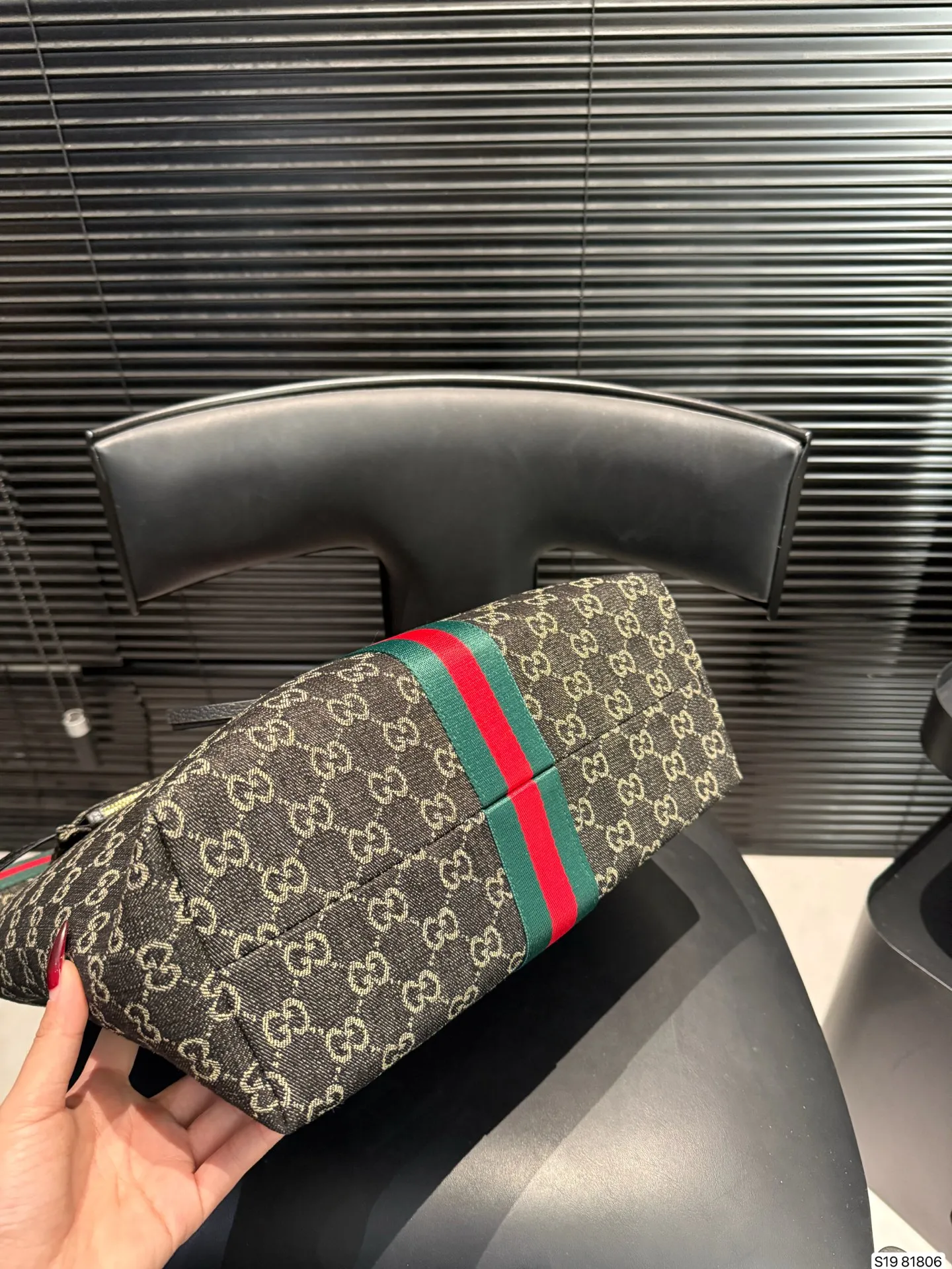 P145 酷奇 闭眼都能入手的包包| 托特包 可手提可单肩 真的是闭着眼都能冲的款式! 尺寸:30 39 货号81806