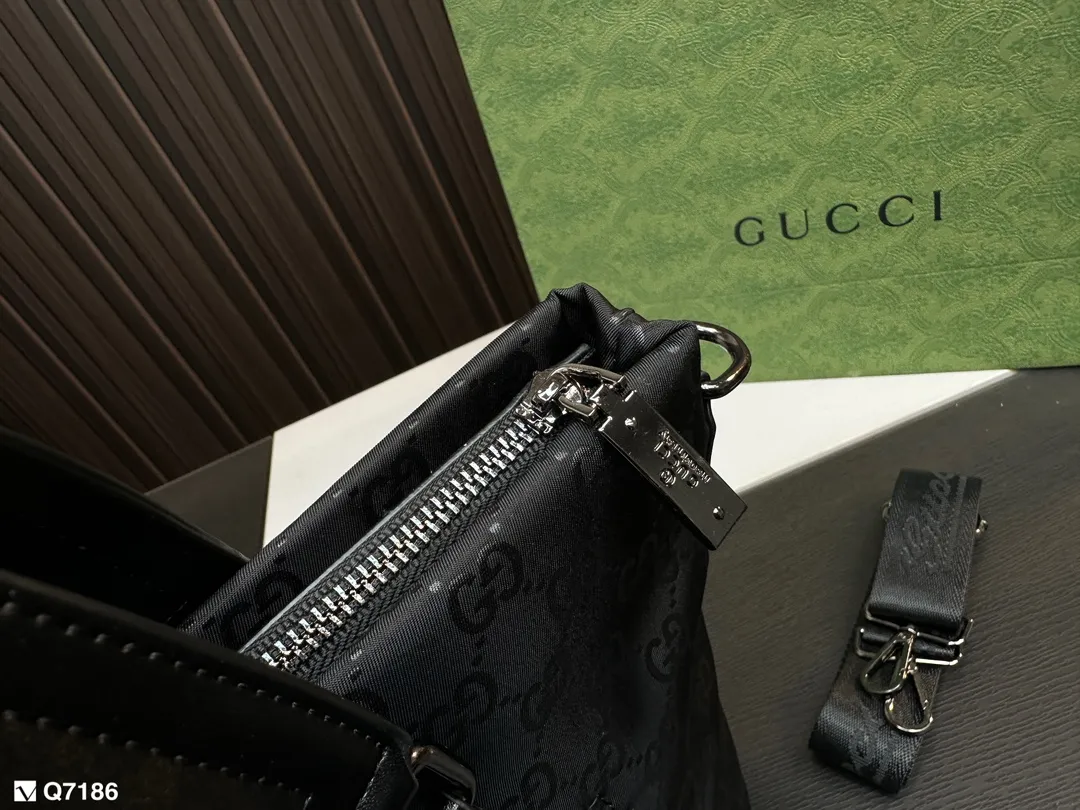 💰100 gucci 酷奇新款男包推荐 男包推荐: reverse eclipse Christopher ，nylon soft trunk, utility 邮差包。 目测爆款我觉得比女款更加简约.和潮流，女生也可以背哦，而且容量可 中国独家提前上市，大家快去联系你们的sales抢货吧 尺寸37.29cm