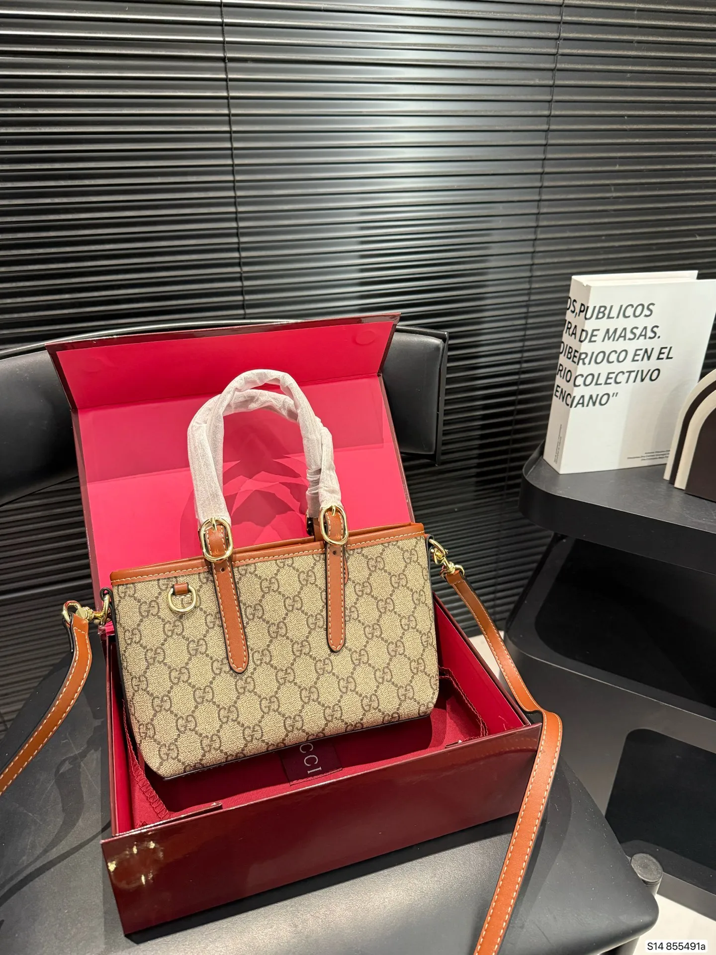 P120 配盒子酷奇 Gucci新出的小可爱! gucci mini Emblem 自带一个长肩带还可以斜挎手拎起来也好可爱! 尺寸20 14 货号855491