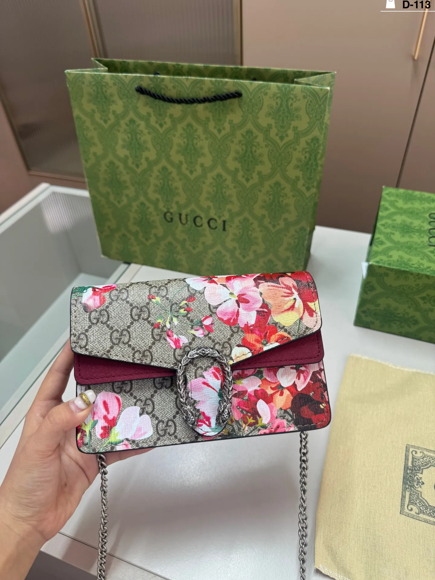 💰p110 D-113尺寸18&times;10折叠盒 Gucci酷奇酒神链条包上新 GUCCI 万年酒神蛇头包 人手必备