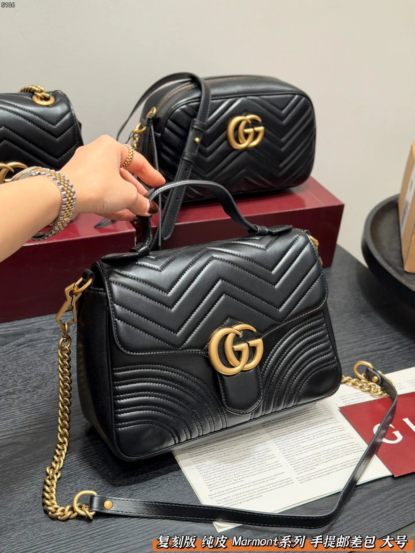 P160 礼盒包装 复刻版 纯皮！ Gucci GG Marmont 手提邮差包 链条包包！黑色波浪纹绗缝皮革+金色双G标志，简约又超有辨识度。 手提or腋下背都OK，通勤，出街都很百搭!皮革柔软耐用，容量刚好，日常用品轻松装下。 尺寸 大号27*19cm