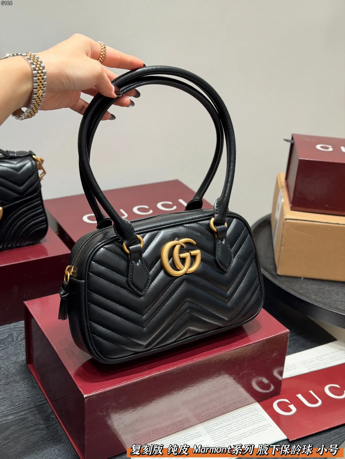 P145 礼盒包装 复刻版 纯皮! Gucci GG Marmont保龄球包腋下马蒙包,黑色波浪纹绗缝皮革+金色双G标志,简约又超有辨识度。 手提or腋下背都OK,通勤,出街都很百搭!皮革柔软耐用,容量刚好,日常用品轻松装下。 尺寸 小号26*16cm