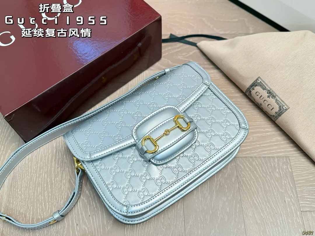 &yen;165折叠盒 Gucci 酷奇1955 &ldquo;她们总是那么复古&rdquo;马鞍包 姐妹同行时，常听人这么说道， 从小耳濡目染，也深陷复古的魅力。 复古在时尚史上向来是重要的一笔 经过时间的检验，愈发迷人， 吸引无数女孩，延续复古风情。 尺寸 25 18