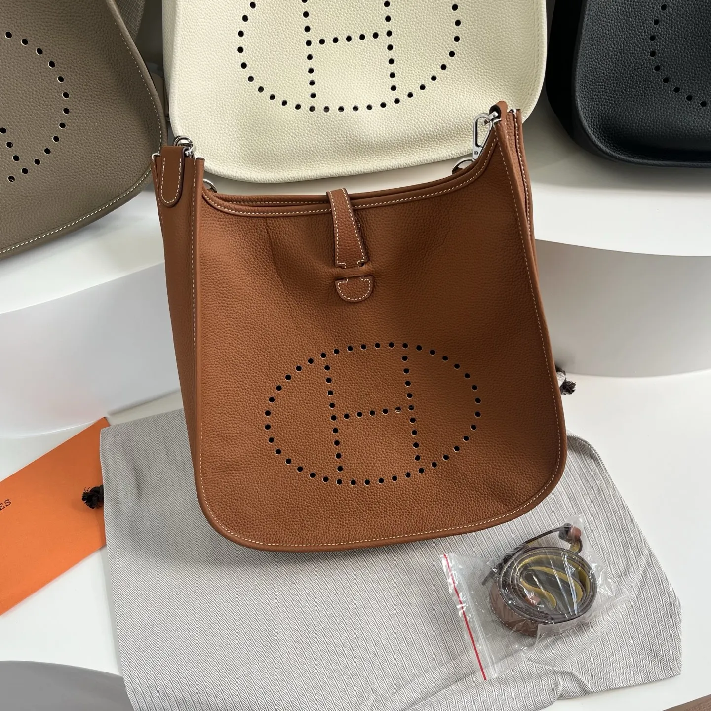 定制版29厘米💰258包邮‼️礼盒➕20 伊芙琳29cm慵懒的刚刚好! 都说这个包冷门,但实物真的越耐看 ,这款更休闲更飒,百搭随性,简约大气的慵懒感一下子拿捏住了!实用主义者必备大包!容量太nice啦👍 贴心的宽肩带可以减轻重量,放松肩膀~ 多种背法,男女都可驾驭! 更加适合高个子宝宝哦~随意一挎就能出门 尺寸:29×30×8cm