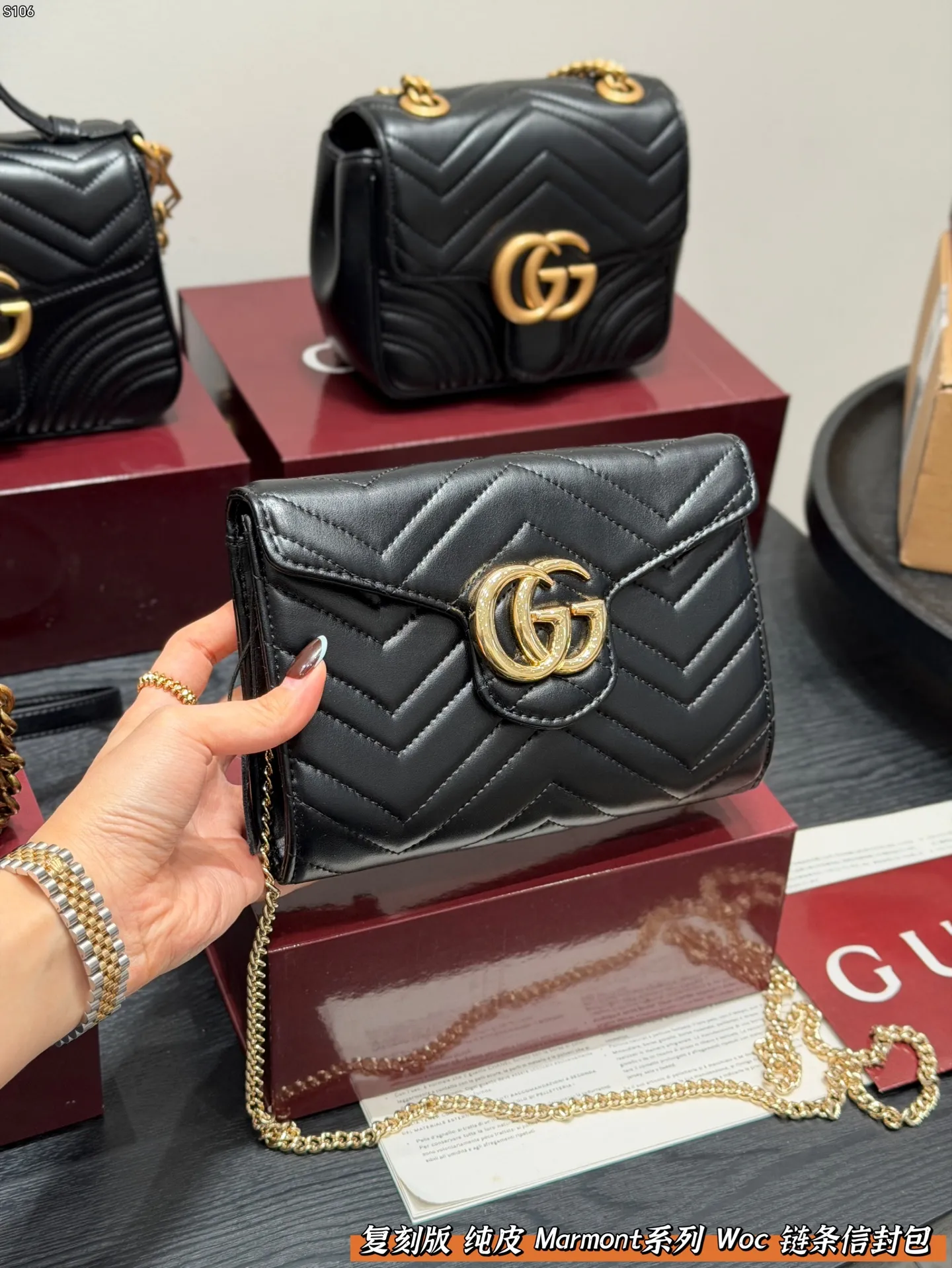 p150 全套礼盒🎁 复刻版 牛皮！ GUCCI 信封包Marmont woc链条包 没想到这么耐看!这款容量在小包界可谓是非常实用的了一共有3个隔断、6个夹层、16个卡槽出门不用带卡包、钱包 直接一个包包搞定所有东西 典型的做旧处理真的超级耐看百搭 自古红金最撩人，集美貌与实用一身 尺寸 20cm