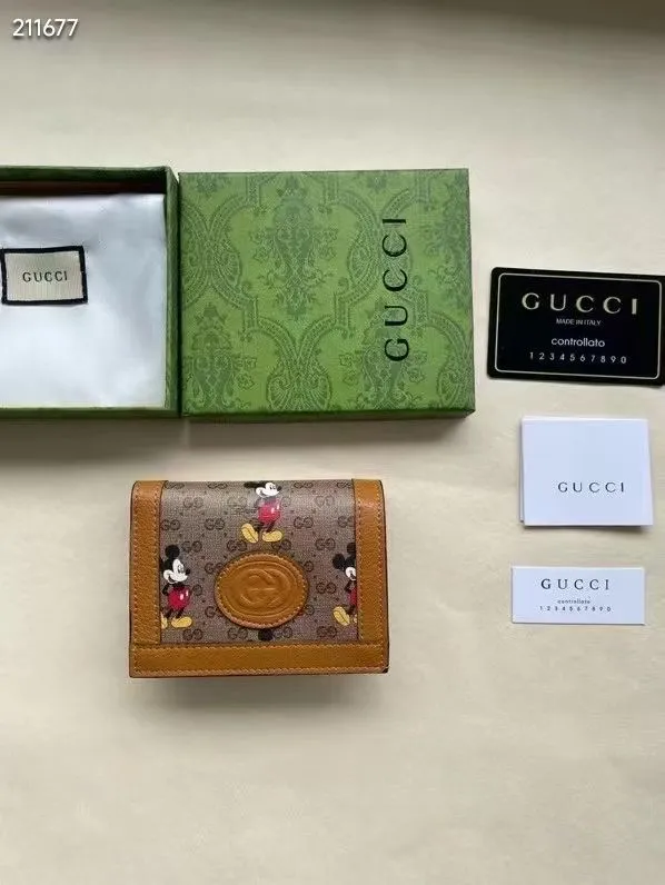💰105包邮‼️ 原版品质 对花整齐🔥🔥##款号:602534# 米奇为这款GG钱包增添灵动之气,浅棕色皮革滚动细节接一步营造复古风,富有传奇迪斯尼金典形象已彩色绣花、刺绣贴饰或提花图案💐💐尺寸: 11*8.5*2.5