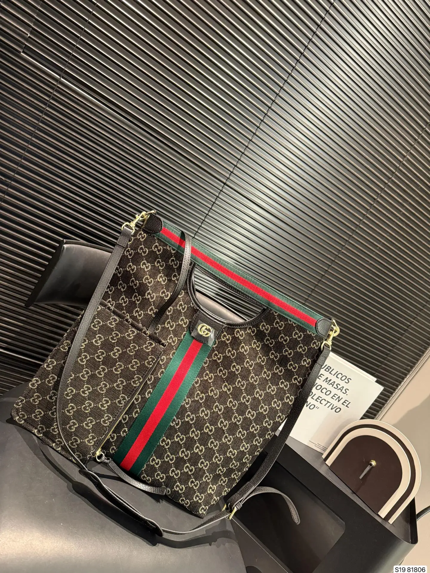 P145 酷奇 闭眼都能入手的包包| 托特包 可手提可单肩 真的是闭着眼都能冲的款式！ 尺寸：30 39 货号81806