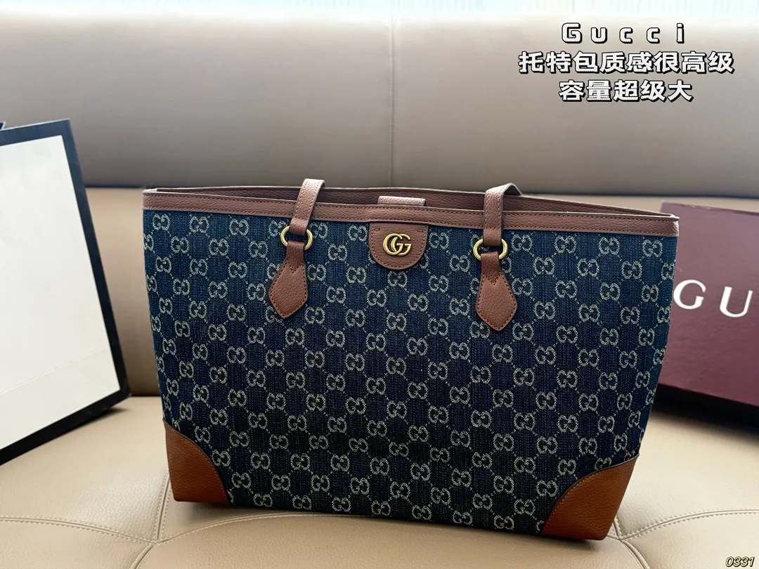 ¥125 酷奇 Gucci托特包 质感很高级 容量超级大也很耐用 日常出街背它回头率百分百 就是这种随性慵懒感 尺寸37 28