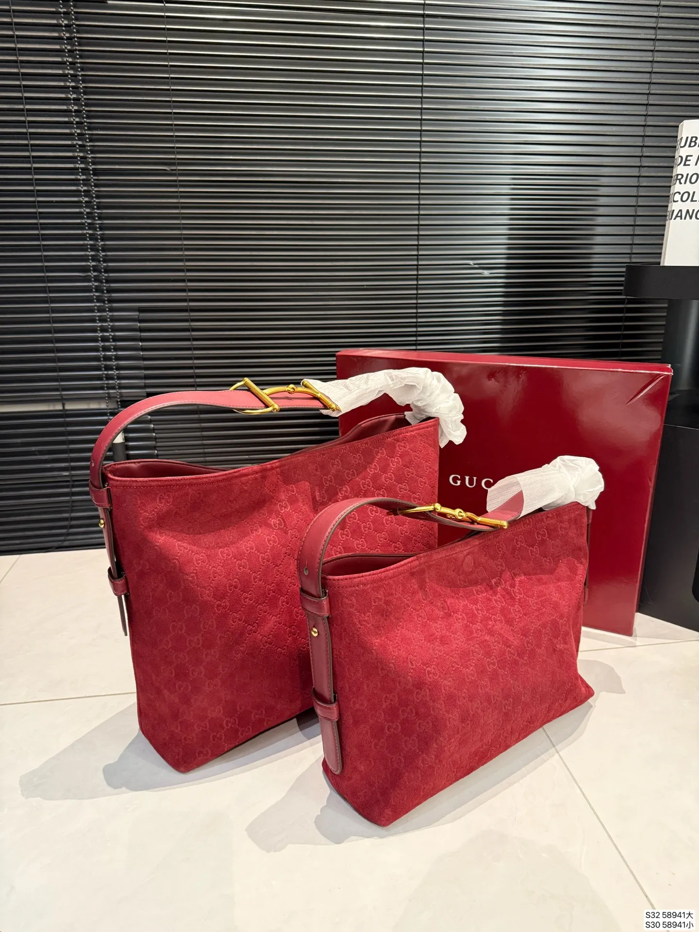 大号P210 小号P200 配盒子 纯皮酷奇Gucci Beatrix 【Gucci bestrix咖啡棕 轻享随行】✨ ▪️ 一抹浓郁咖啡色 沉淀时光的温柔 搭配秋冬焦糖系穿搭 自带高级滤镜 举手投足皆是质感 ▪️ 超轻量设计 重量仅如一部手机 肩颈自在无负担 通勤赶车步履生风 逛街出游轻如 尺寸大40 35 小34 27 货号58941