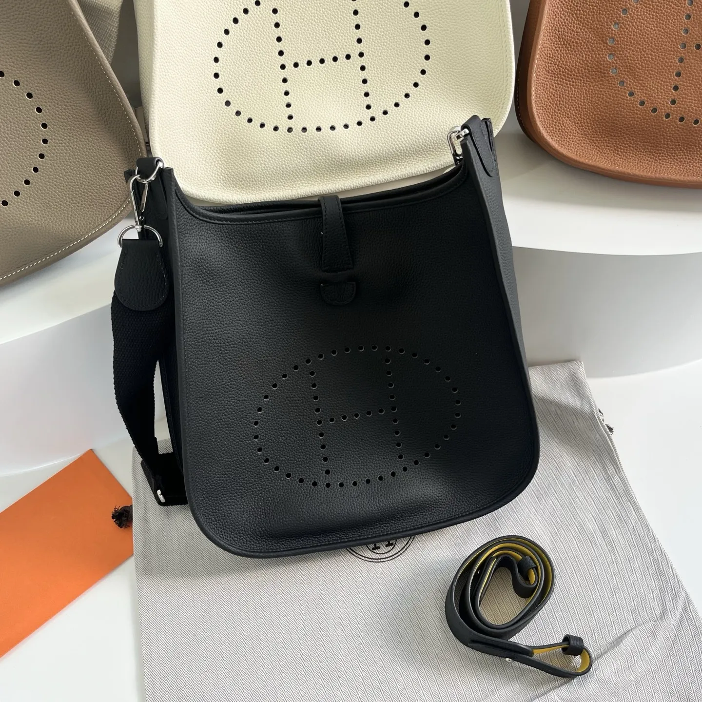 定制版29厘米💰258包邮‼️礼盒➕20 伊芙琳29cm慵懒的刚刚好! 都说这个包冷门,但实物真的越耐看 ,这款更休闲更飒,百搭随性,简约大气的慵懒感一下子拿捏住了!实用主义者必备大包!容量太nice啦👍 贴心的宽肩带可以减轻重量,放松肩膀~ 多种背法,男女都可驾驭! 更加适合高个子宝宝哦~随意一挎就能出门 尺寸:29×30×8cm