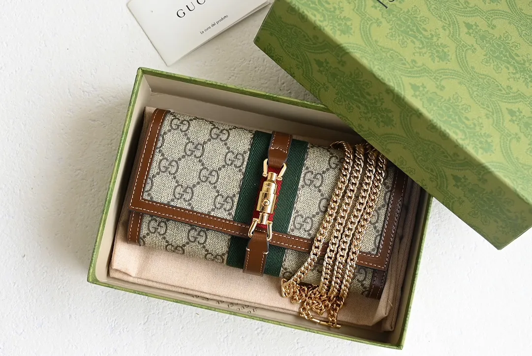 💰328包邮‼️ 😊 GG Jackie1961系列链条包 喜欢小链条包首选是 它可以当钱包,也可以当包包 能放12张卡➕完整的大钞,还可以放手机 钱包款加上链条,一个包钱得两个,划算! 五金扣和链条,包括它的拉链头和D字扣 全部都是用全钢五金⚠️ 原厂皮➕原厂对色牛仔料 别看它小小一个,伺候着它的都是高级货❗️ Size:19×10×3.5cm #652681m