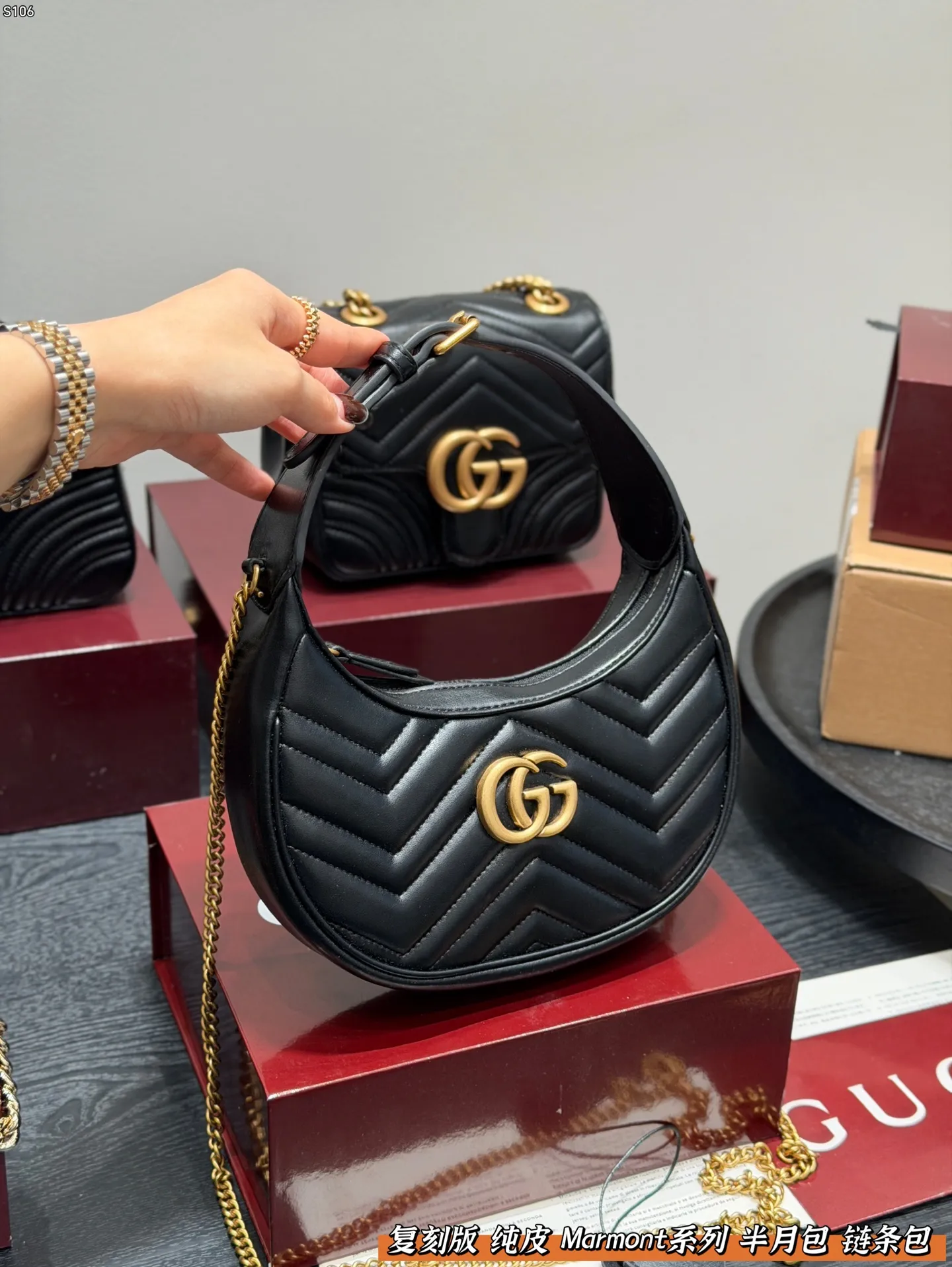 P160 全套礼盒包装 复刻版 牛皮版本! Gucci Marmont 黑金半月包腋下包新月形设计!woc 链条包 配以双G金属配件。 可滑动链条肩带有多种背法, 可在肩背和手提之间自由转换。 采用波浪纹绗缝皮革, 尺寸 21.5*11cm