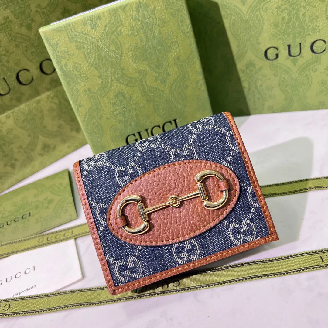 P95🎀品牌：GUCCl 4910🎀颜色： 棕色 🎀尺寸： 11.5*8.5*3🎀全新推出这款由GG Supreme高级人造帆布和棕色皮革材质制成的Gucci 1955马衔扣卡包。该系列采用与手袋一脉相承的双环和长条形设计，这一细节灵感借鉴自品牌的马术本源，是Gucci经典传承之一，也是品牌最具代表性的符号元素之一