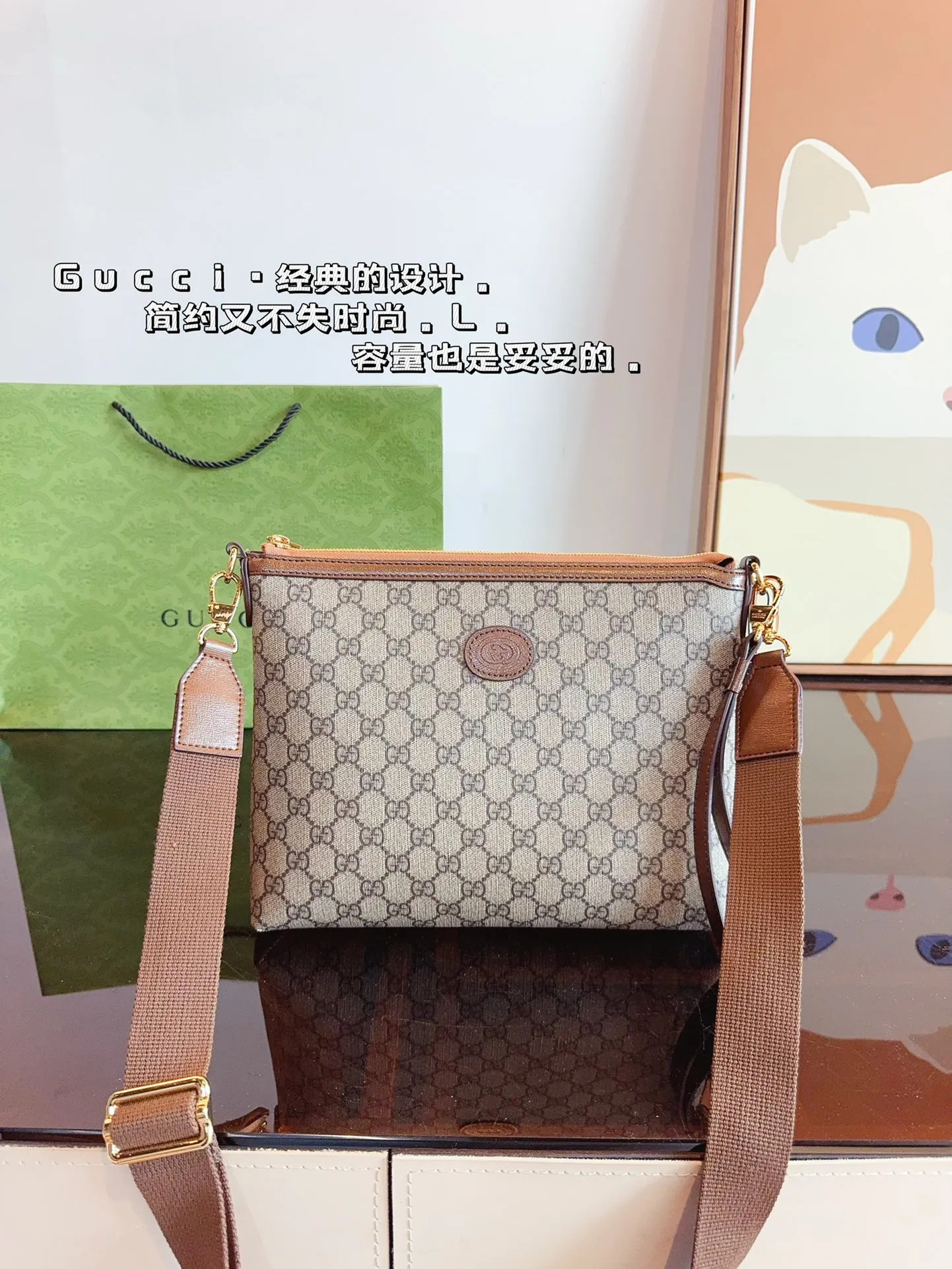 P160 GUCCI酷奇ophidia斜挎包. GG男包来咯～ 随着时间成长，压花也是经久耐看且永不过时的元素 这款包包造型小巧，依旧是复古的调性，方方正正的包型很好搭配衣服，可斜挎可作为手拿包，日常休闲和商务场合都可以驾驭，撞包率也很低，包身整体也很轻便，简约低调有质感尺寸：26*3*23cm