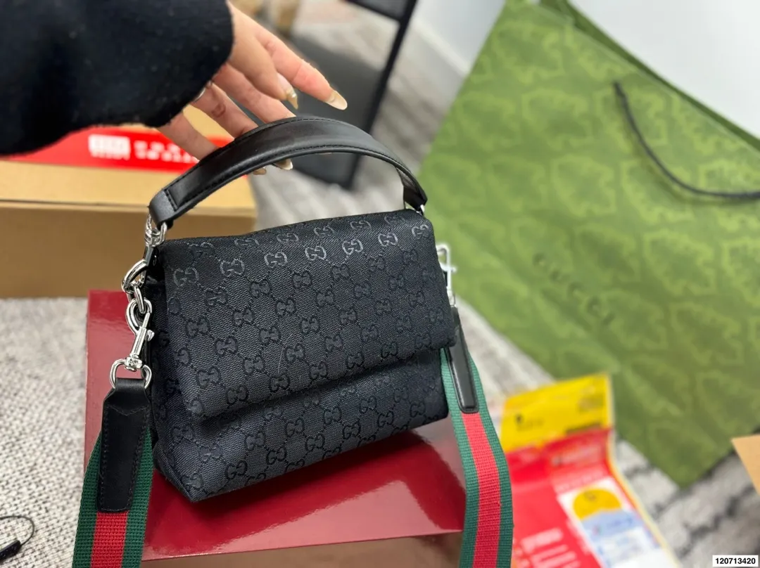 P160 配礼盒 size:20×15 Gucci 古驰新品帆布手提邮差包💕 简洁的包型,实物超美✨ 翻盖磁扣设计,男女同款~ 多种背法,宽肩带更舒适! 时髦又实用,值得入手✅