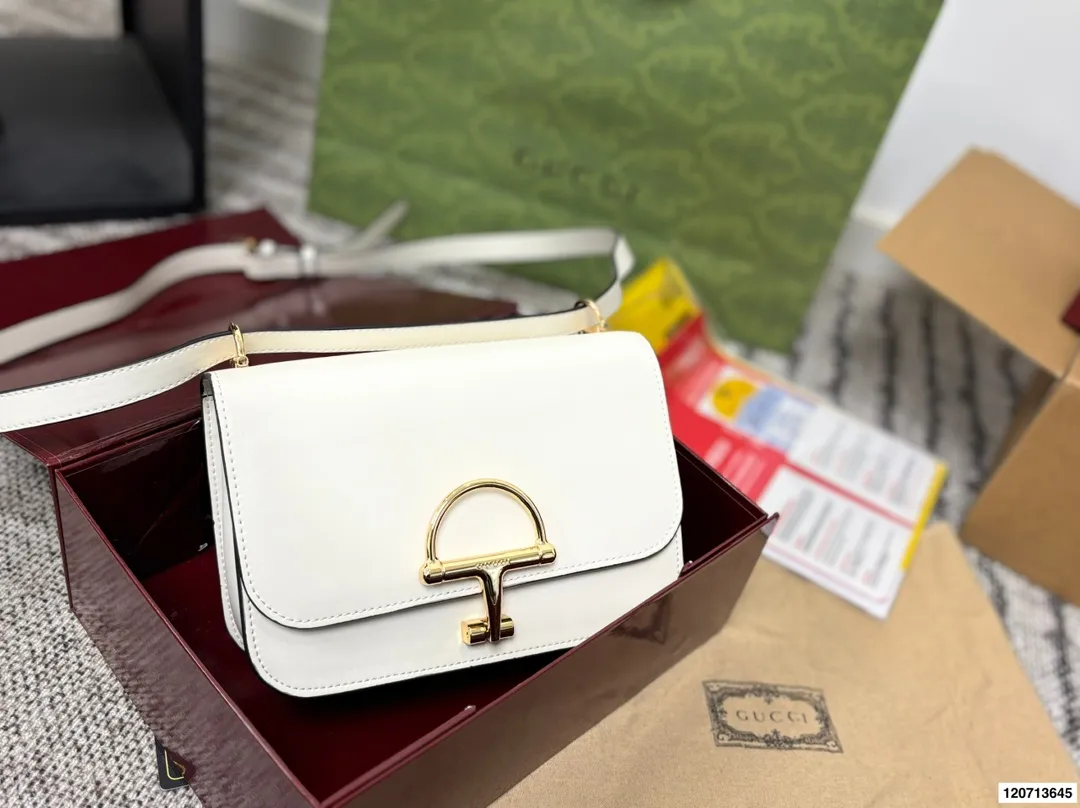 p185 礼盒包装 Gucci Siena系列背包延续了Gucci经典马衔扣这一标志性元素的演变。这款肩背包选用精细光面皮革匠心打造,挺括造型融蕴源自20世纪70年代的半马衔扣搭扣设计细节。搭配金色调配件,内部衬里设有三层接档与一个拉链口袋。 尺寸22.17