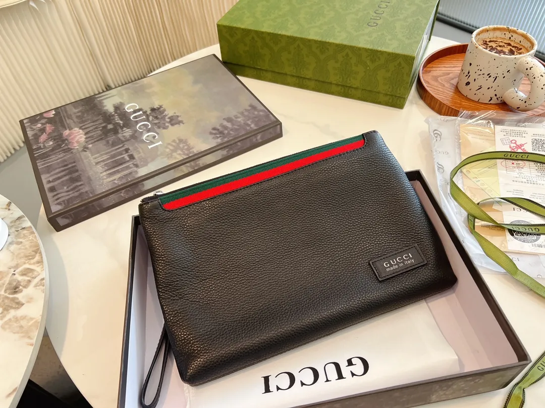 ❤️p150.（礼盒包装）❤️牛皮 gucci 男士经典手包 细节实拍这个应该是古驰男士手拿包里面卖的最好的产品之一了第一是因为外表颜值~整体经典第二是因为大小宽度，非常能装东西 车钥匙、家里钥匙，大串大串地都没问题~日常办公材料啊甚至鼠标也是可以的! 性价比特别高~非常推荐!尺寸28.18