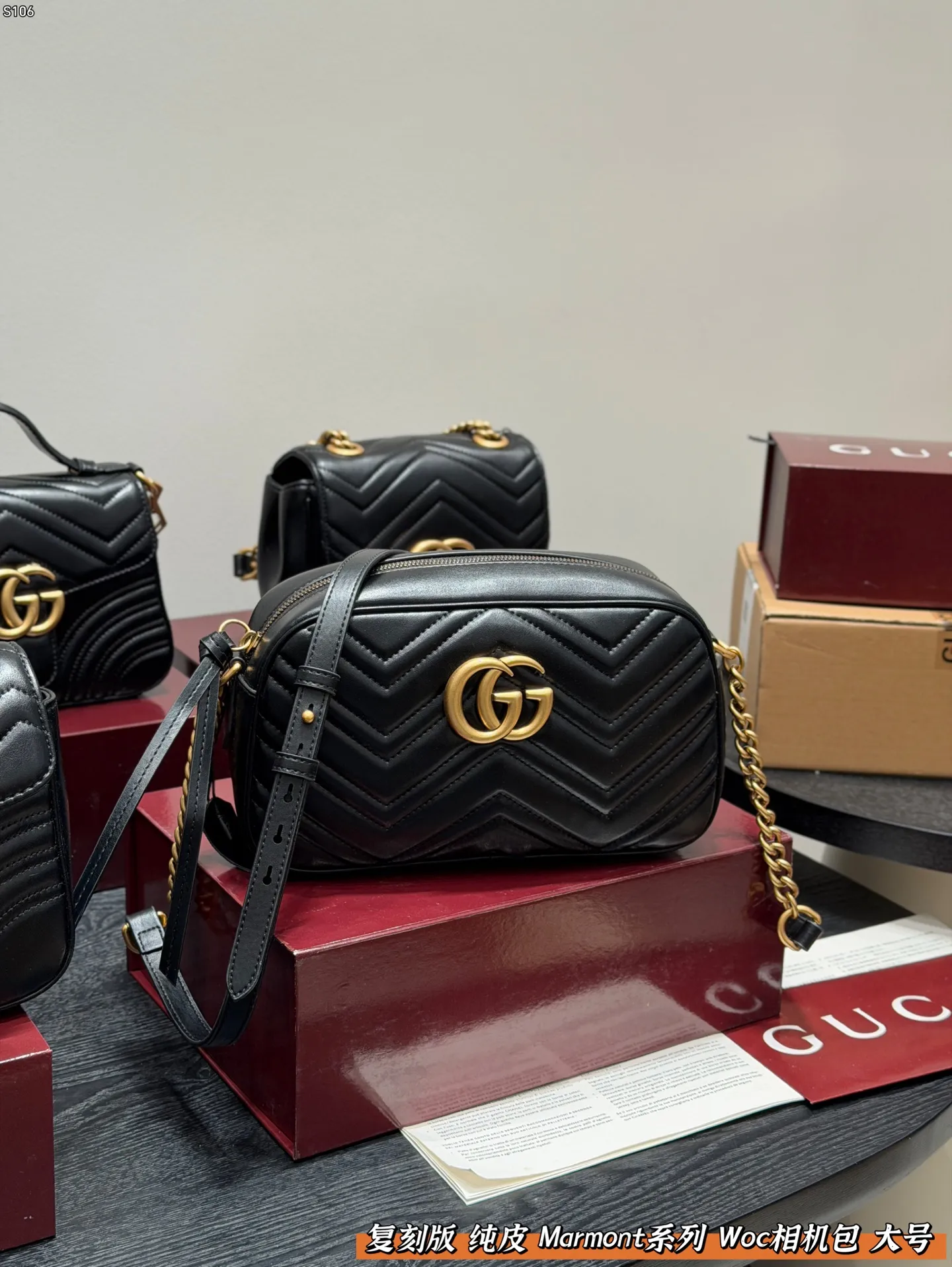 P140 礼盒包装 复刻版 牛皮版本！ Gucci 马蒙Marmont 相机包链条包 配以双G金属配件。 可滑动链条肩带有多种背法， 可在肩背和手提之间自由转换。 采用波浪纹绗缝皮革， 尺寸 大号24cm