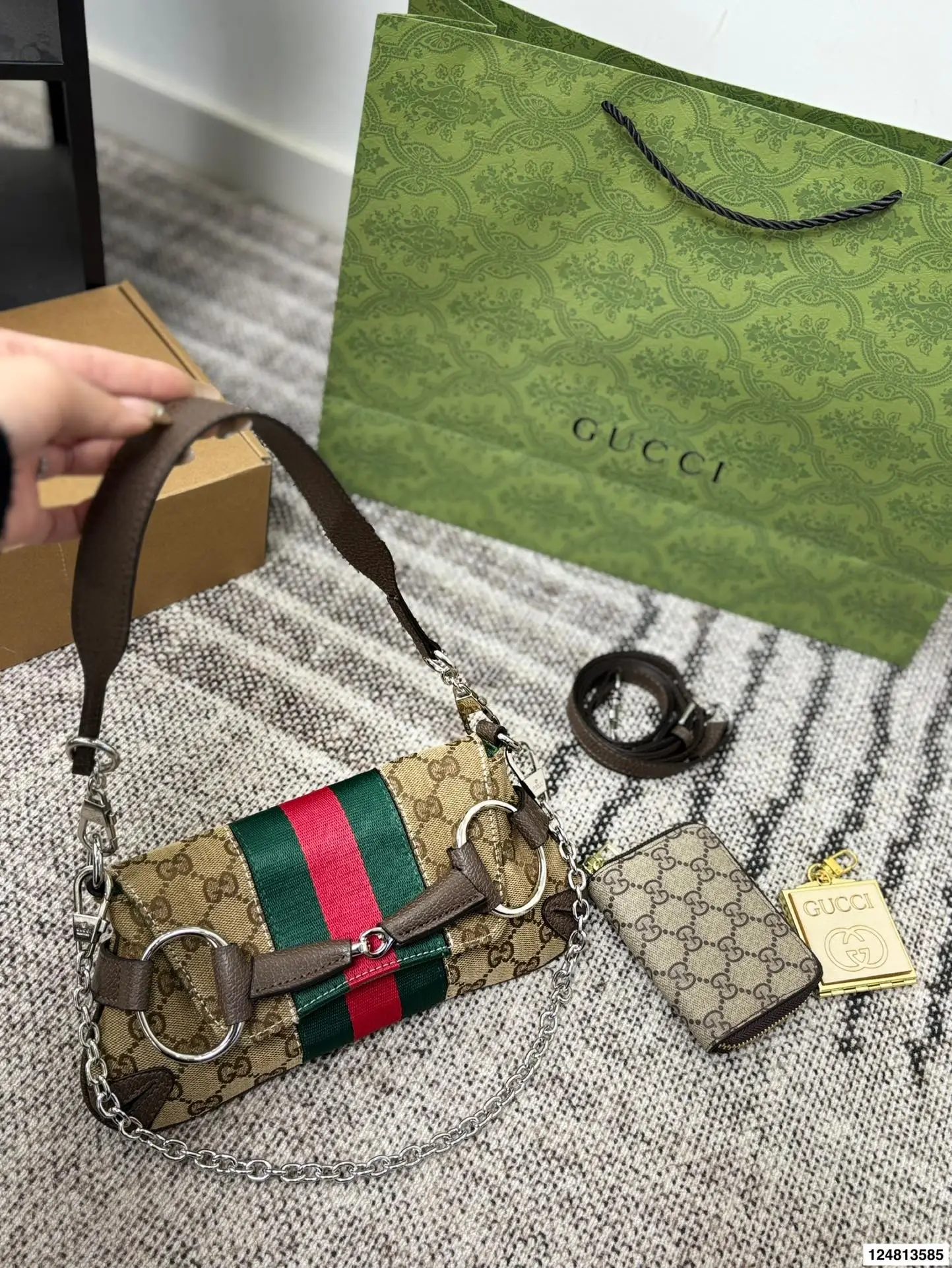 P175折叠盒⚠️尺寸27.13 酷奇GUCCI Horsebit Chain法棍包 经典再现,时尚果然是个轮回 复古的设计加上显眼的马衔扣 是初春到深冬都钟爱的时髦感 多种背法出街,感觉就像在街上走秀! 恰到好处的优雅!