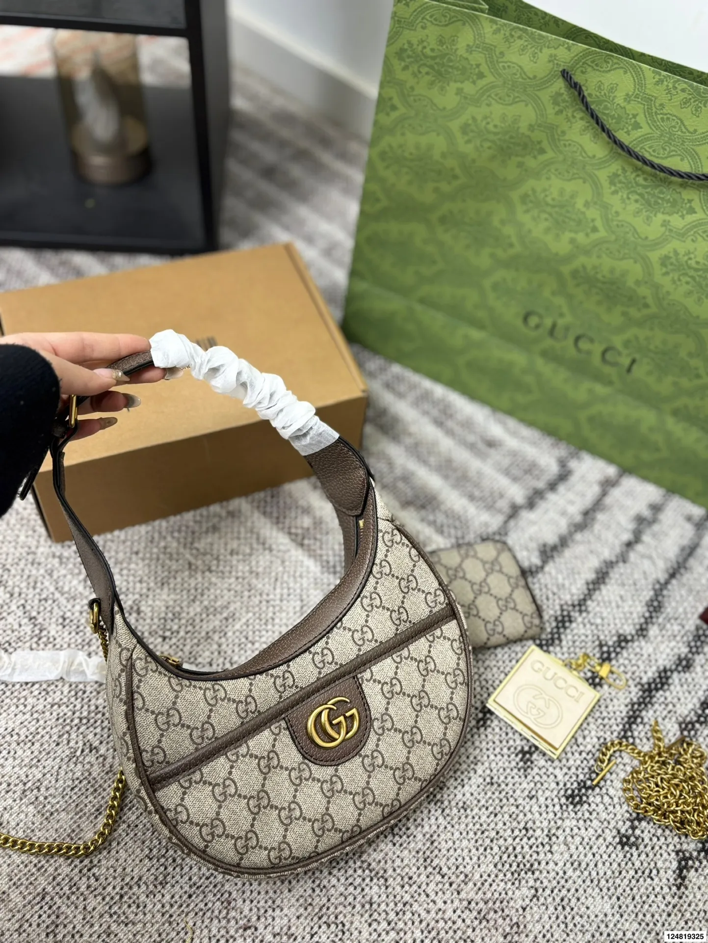 p155 酷奇腋下包GUCCI古驰.上新啦!新款Gucci古驰月牙包新款Gucci吉驰月牙包乌木色/上新啦!古驰的月牙包一整个美住! 尺寸24.13折叠盒