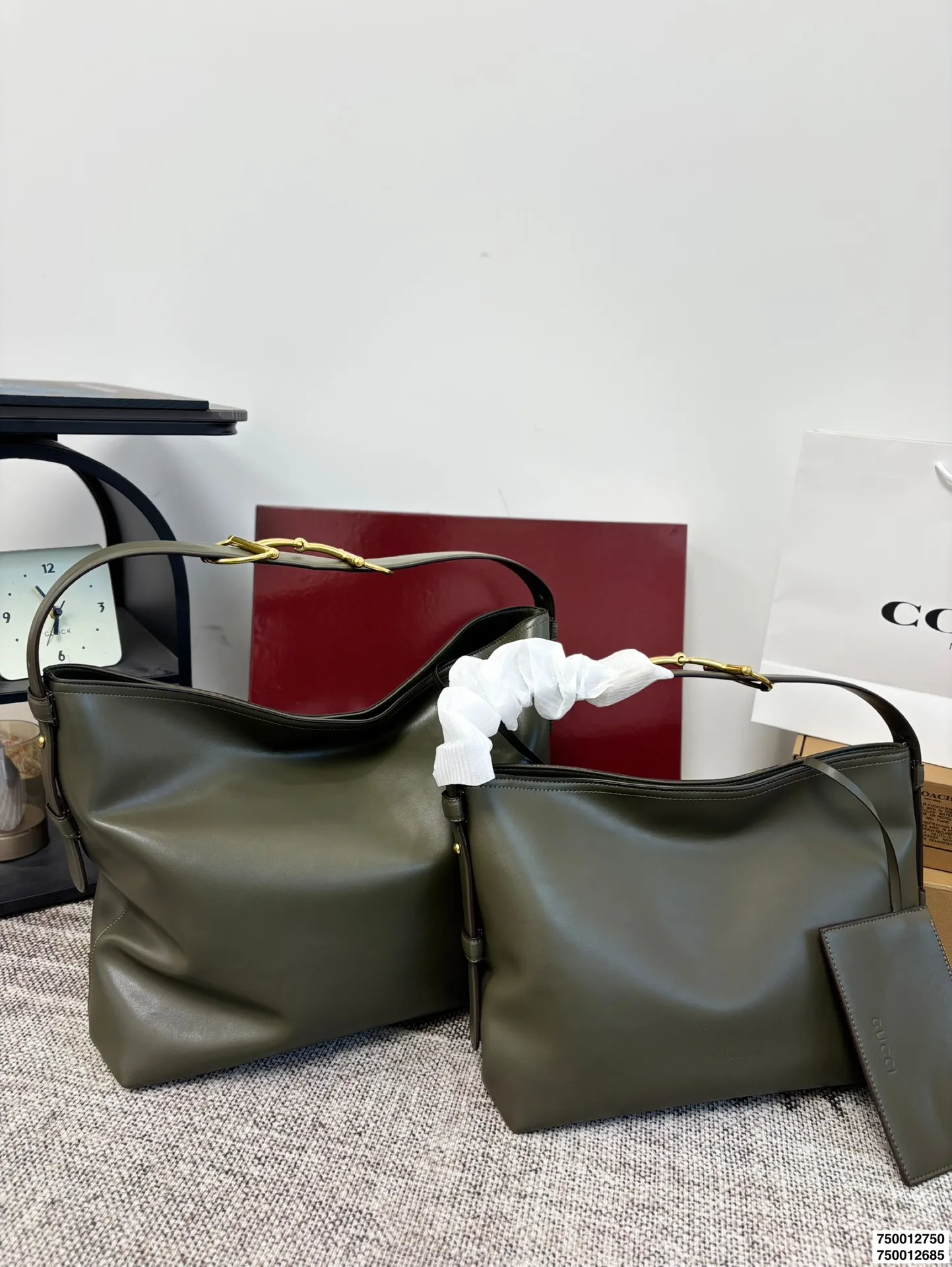 大号P190 小号P185 配盒子 酷奇Gucci Beatrix 【Gucci bestrix咖啡棕 轻享随行】✨ ▪️ 一抹浓郁咖啡色 沉淀时光的温柔 搭配秋冬焦糖系穿搭 自带高级滤镜 举手投足皆是质感 ▪️ 超轻量设计 重量仅如一部手机 肩颈自在无负担 通勤赶车步履生风 逛街出游轻如 尺寸大39 36 小34.5 28