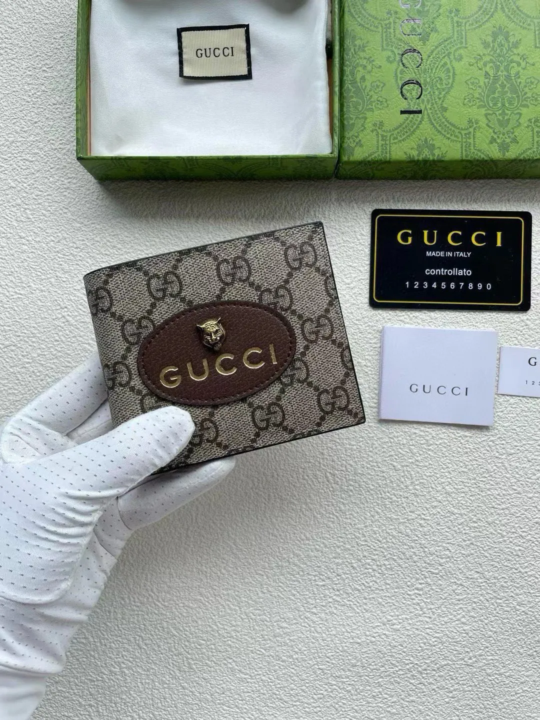 📢📢📢p85 爆款GUcci以GG Supreme高级人造帆布打造的复古风格小皮件系列,椭圆形皮革标牌饰有金属猫科动物头像,是品牌近期大热的标志性元素。以黄色皮革装点全拉链钱包的内里。 款号473954 材质:PVC配皮 颜色:咖配黄 尺寸:11*10*1.5💥