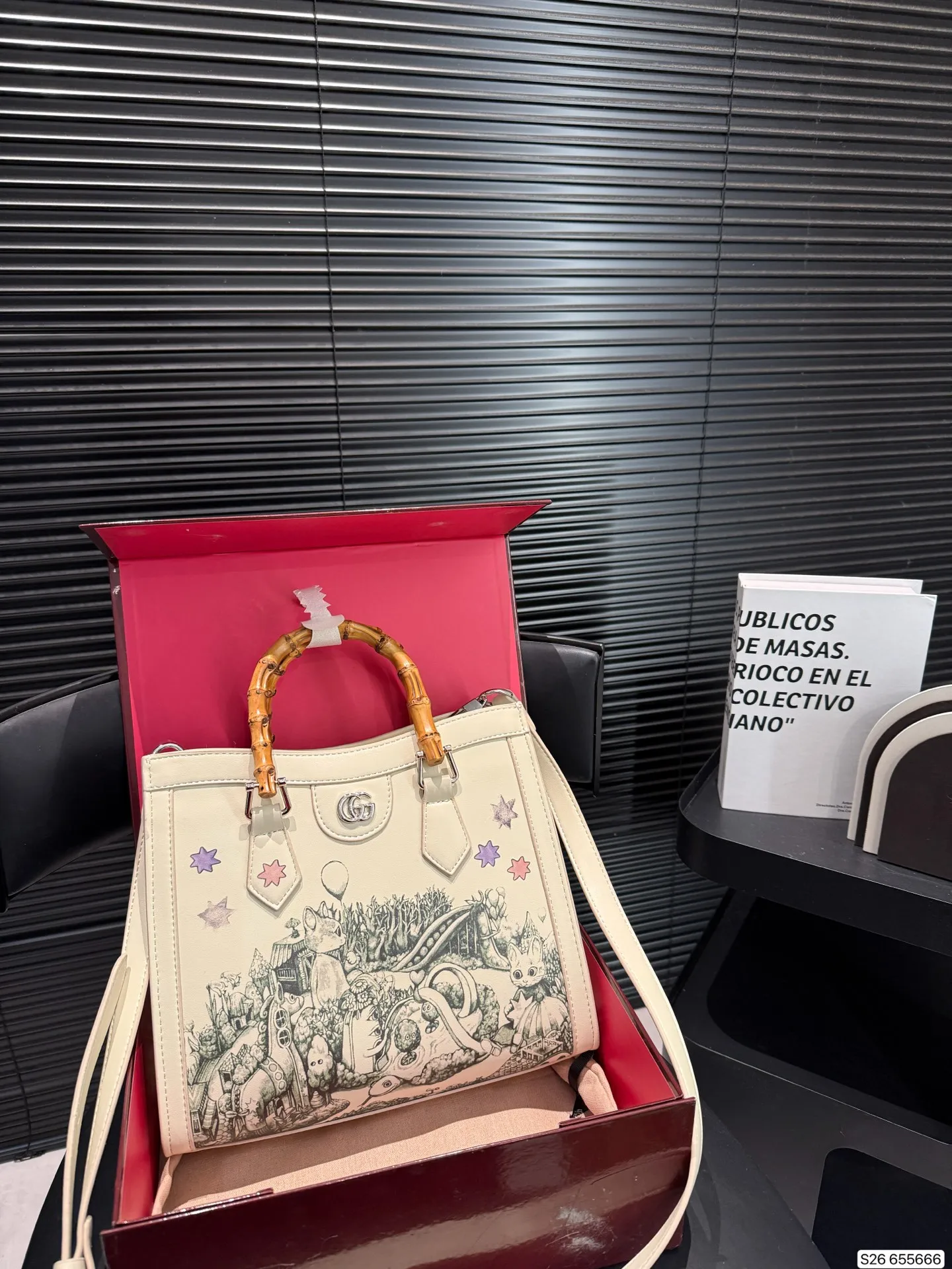 P180 配折叠盒子 酷奇 竹节手提Gucci Diana购物袋 最新系列，这个款复古韵味特别浓，对版五金 原版内里！上身效果也超赞，主要以精致特别的五金来提升整体质感。尺寸：27 24 货号655666