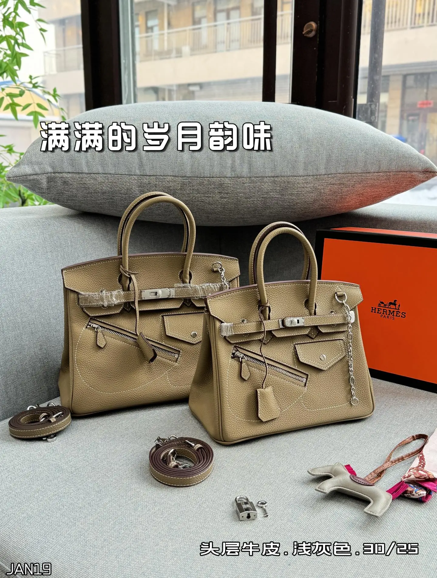 头层牛皮大💰285 头层牛皮小💰265 size：30&times;21.5/25&times;19 HERMES爱马仕 Birkin 机车摇滚风 铂金包手提包 荔枝纹 复古灵魂！口袋拉链牛皮铂金包超迷人 被我挖到宝了！这款中古款口袋拉链头层牛皮铂金包，满满的岁月韵味。 头层牛皮柔软又耐磨，纹理尽显质感。独特口袋拉链设计，方便实用还增添设计感。 背上它，瞬间变身复古女郎，日常通勤、约会出街，轻松成为焦点，简直是提升气质的神器。