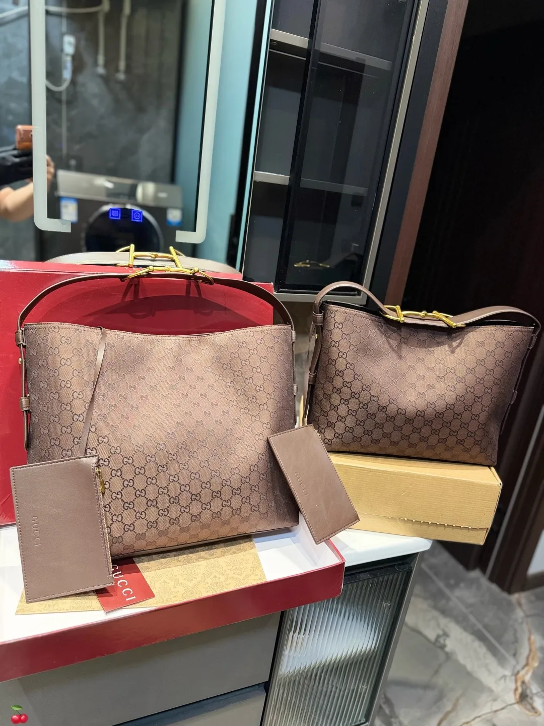 ❤️p190p185❤️ 酷奇GucciBeatrix【Gucci bestrix咖啡棕 轻享随行】#&bull;&mdash;抹浓郁咖啡色沉淀时光的温柔 搭配秋冬焦糖系穿搭自带高级滤镜 举手投足皆是质感&bull;超轻量设计重量仅如一部手机 肩颈自在无负担通勤赶车步履生风 逛街出游轻如 尺寸大39 36cm 小34.5 28cm