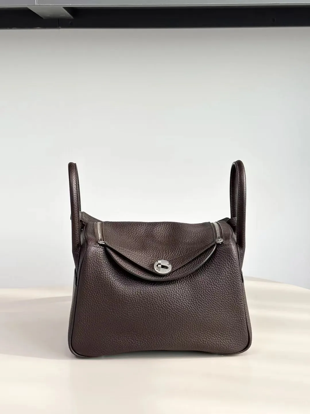 💰348包邮❗ 林迪26-乌木色 材质:头层TC牛皮 26x18x12cm:26x18x12cm 林迪26是整个lindy系列中最受欢迎的一款了,既有设计感又低调气质,最实用的26x18x12cm,适合上班通勤背