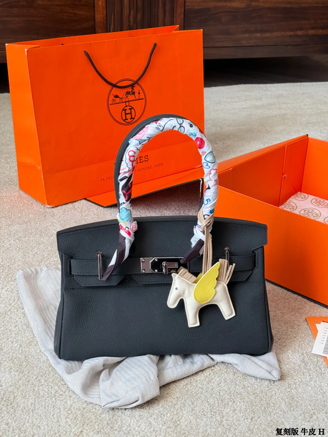 复刻版 头层牛皮 p330 Hermes 爱马仕｜Birkin 铂金包 独家经典火爆出货 纯皮 里外纯皮！集万千宠爱与一身 爱马仕&middot;birkin铂金包 专柜万年不下架 原厂激光五金 各路时尚主播/网红/明星不离手 气质女神爱不释手必备法宝 各种百搭 处处体现时尚品味 畅销多年 新版本新工艺 选材结实有型且皮质超软 里外全皮 油边/走线/五金媲美专柜 注目精湛工艺 感受工匠神韵 品质如图 市场最高版本 随意出入专柜无压力 女神包抓紧购 阳光下颜色偏浅 室内光线暗会深一些 这是常识哦 尺寸：30cm