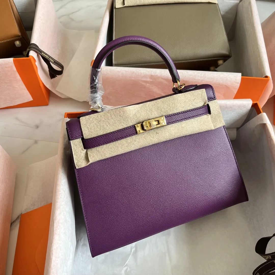 💰328包邮‼️ 25掌纹凯莉 海葵紫 升级版掌纹Kelly‼️ 版型无可挑剔 走线工整细致 让人爱不释手的Epsom掌纹皮 细纹皮料 自重轻 却很耐造硬挺 容易打理 手工烫印logo 25尺寸属于黄金尺寸 配上肩带就能解放双手 全套礼盒包装‼️