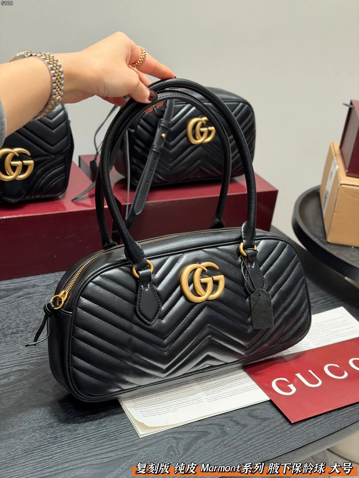 P150 礼盒包装🎁 复刻版 纯皮！ Gucci GG Marmont保龄球包腋下马蒙包，黑色波浪纹绗缝皮革+金色双G标志，简约又超有辨识度。 手提or腋下背都OK，通勤，出街都很百搭!皮革柔软耐用，容量刚好，日常用品轻松装下。 尺寸 大号35*16cm
