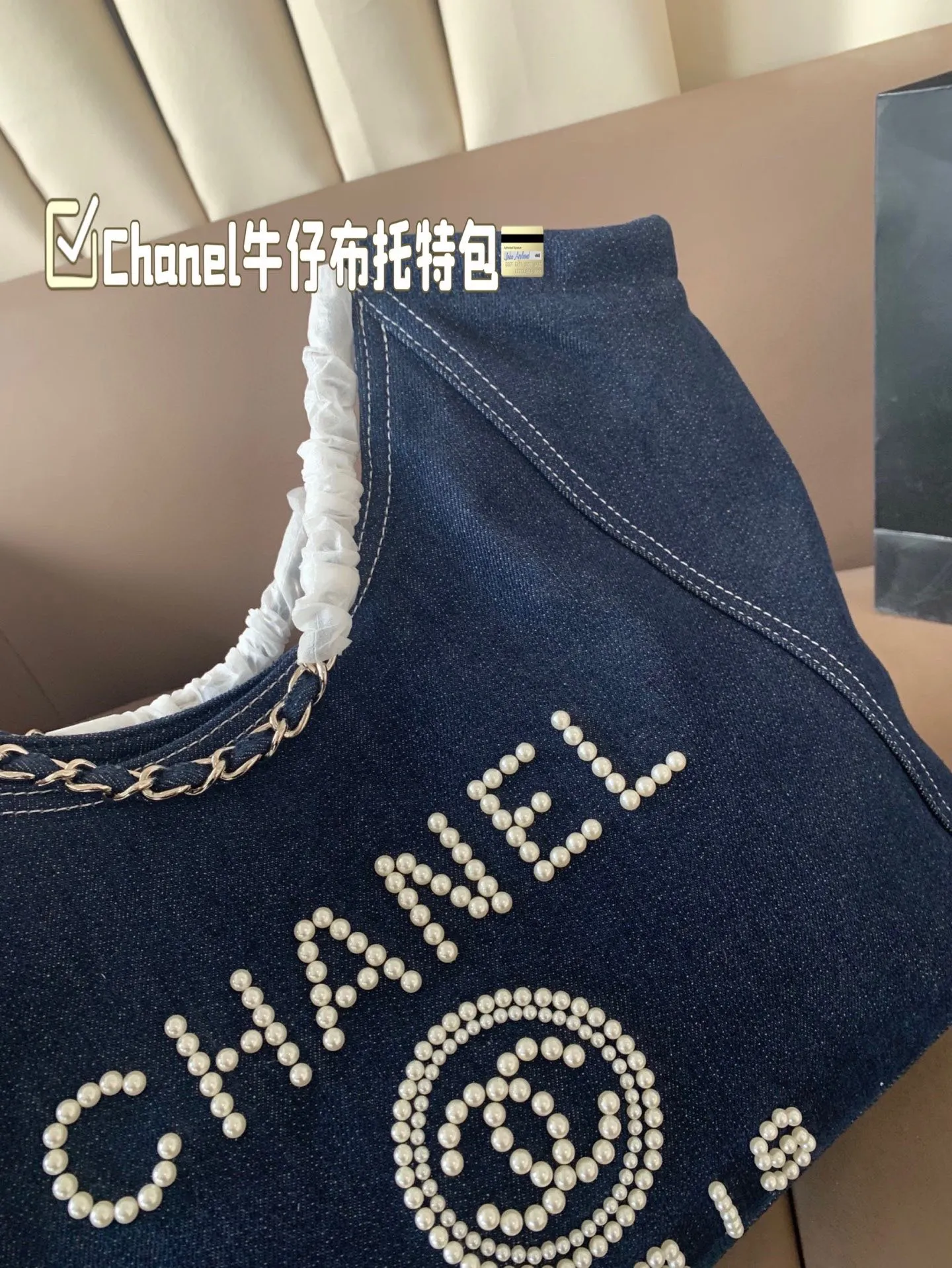 P180 Chanel这款蓝色牛仔布托特包真的绝了 容量超大！日常通勤完全够用课本、笔记本、化妆包统统装得下学生党上班族都能背真的是实用又好看！尺寸37*25