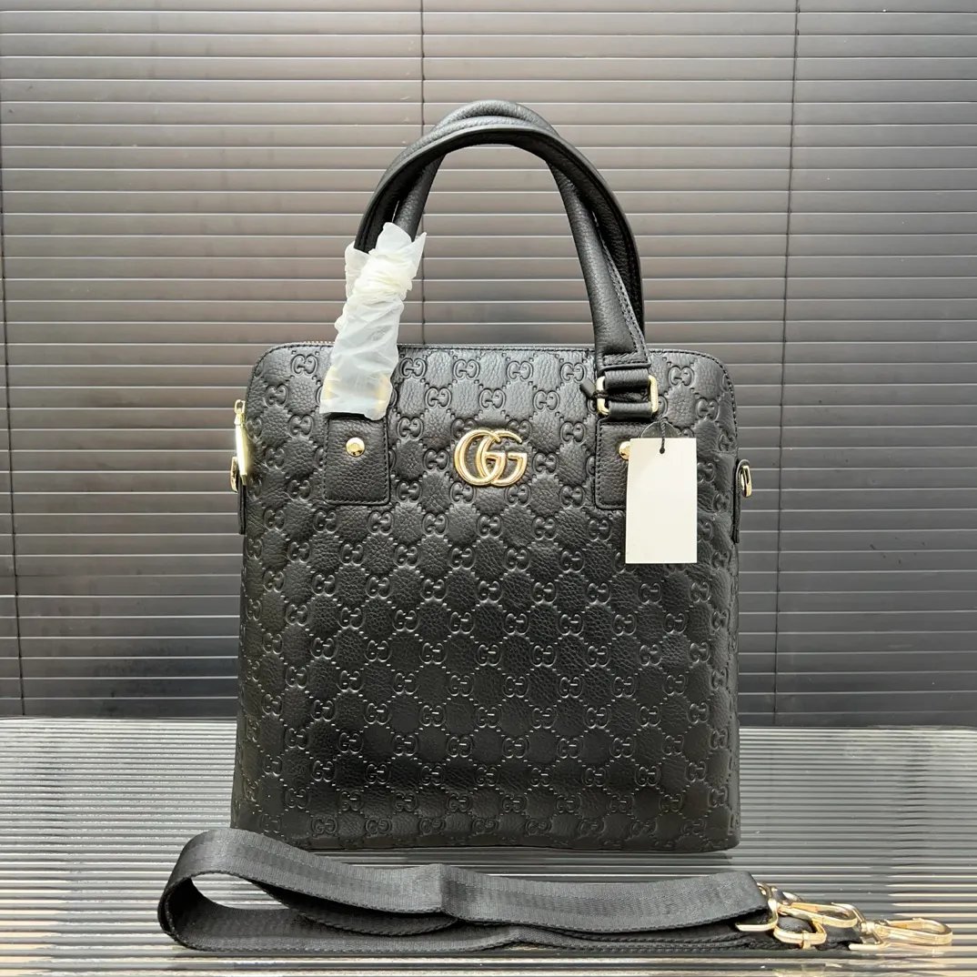 P160 Gucci 古奇 牛皮男包公文包 手提包 电脑包 采用精湛镶嵌细工 经典百搭 实物拍摄 原厂原版面料 28 x 25 cm。