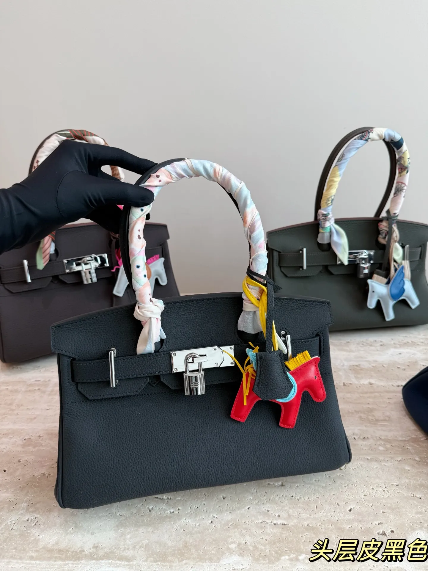 P330 爱马仕Birkin 30黑银手袋 🖤这款Birkin 30黑银手袋,采用黑色Togo小牛皮+银色金属扣,简约大气超有质感✨。30cm容量刚好,通勤日常都能装。手柄缠丝巾,时髦又护手,细节满分!Birkin系列以精湛工艺和稀缺性著称,黑银配色低调高级,百搭不挑衣服,是爱马仕经典款,收藏和实用兼备💼。配盒子