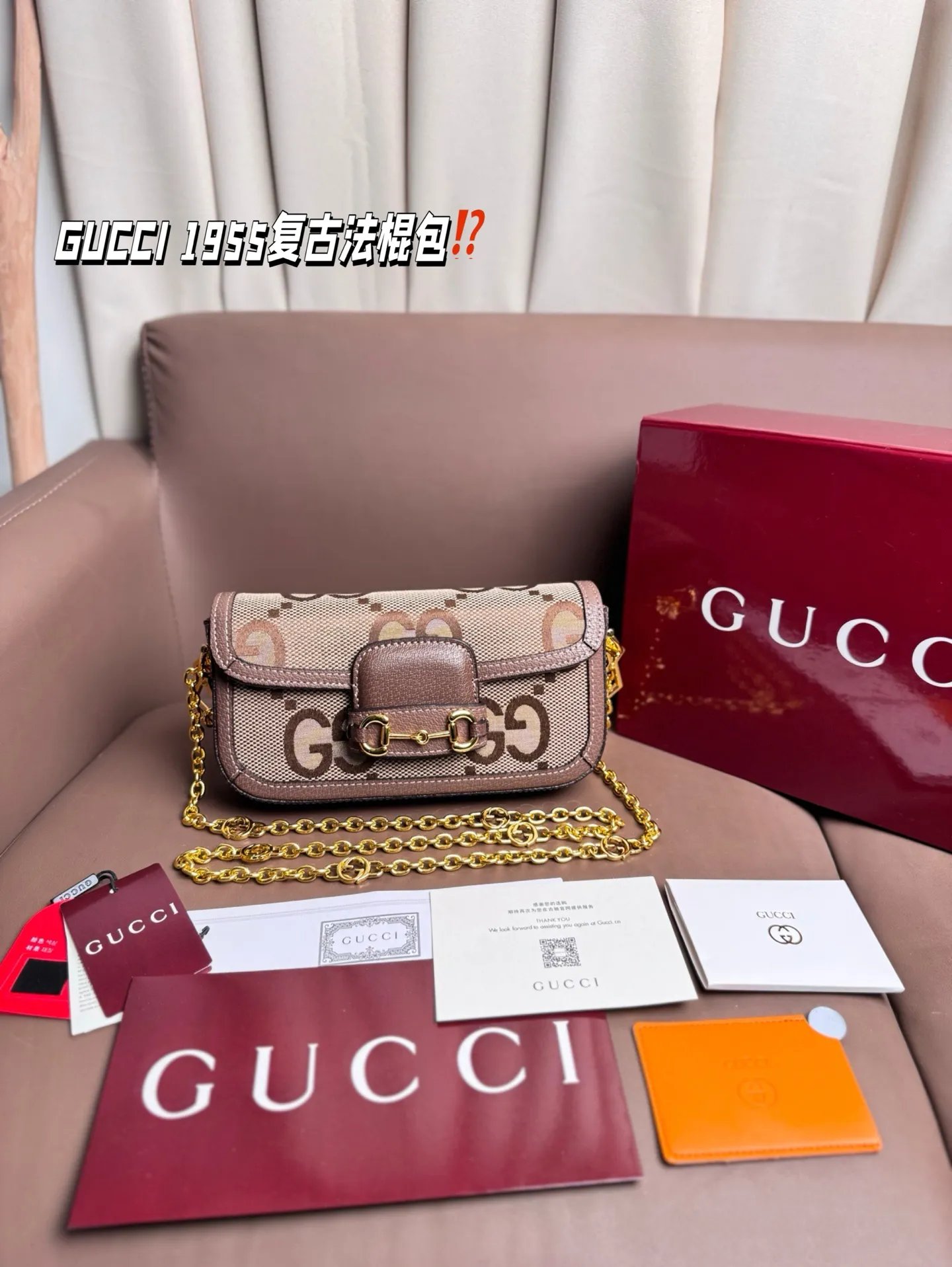 P190 GUCCI 1955复古法棍包。 GUCCI 1955家族又新填一位新成员在原有的经典马鞍包设计上等比例缩小定型包工艺显得更加小巧精致 配了一根超美的双Glogo金色链条尽显复古摩登之美 尺寸23*13