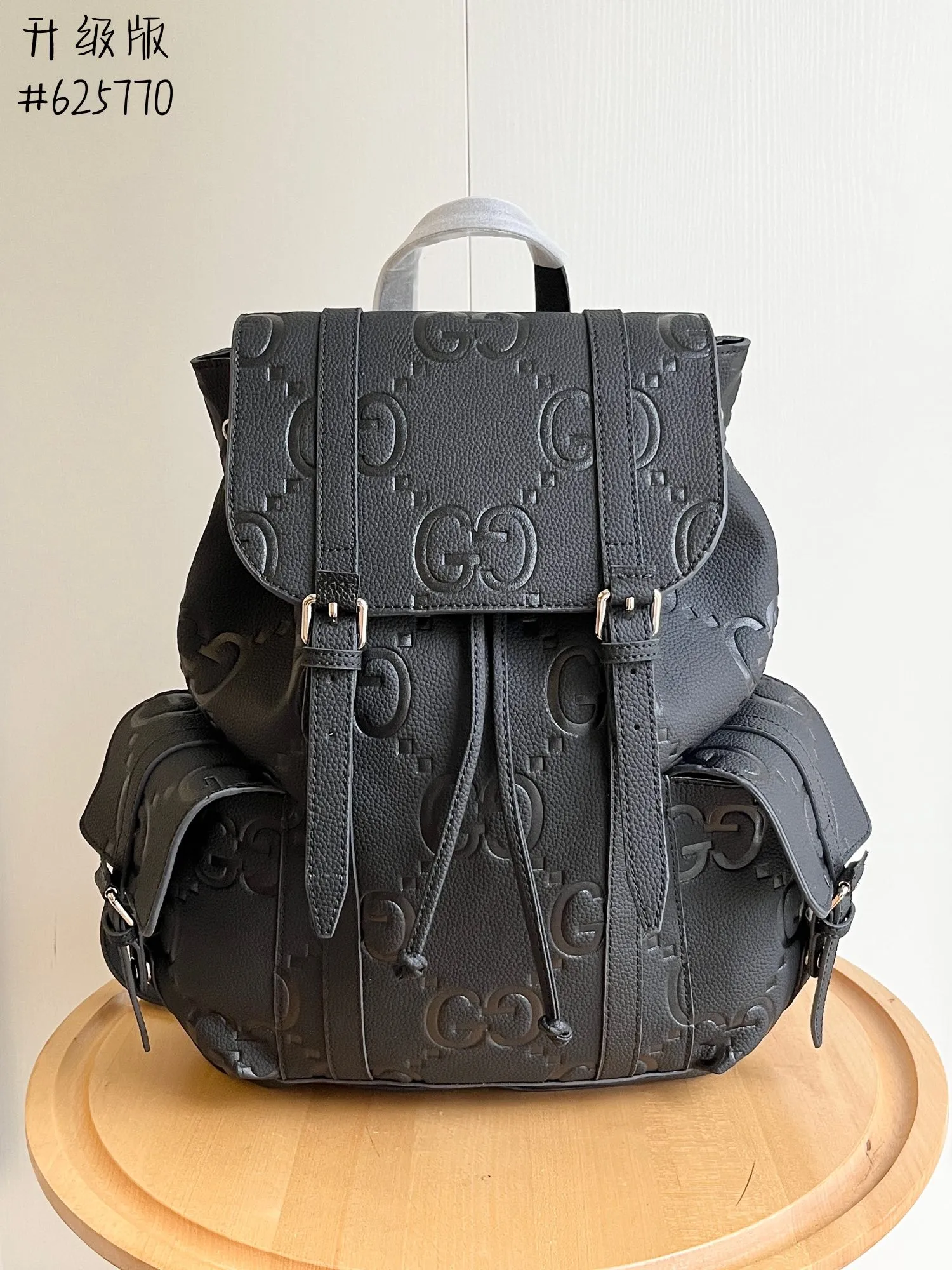 实拍#💰280 款号:625770 34x41x12cm:34x41x12cm 以其柔软和稍微有光泽的完成而闻名,gg 皮革在今年秋季前的系列中运用了纹理,在黑色穿孔皮革基座上压花了房子的徽章。 这款背包有多个外部和内部口袋,包括一个带衬垫的笔记本电脑包和智能手机套。 功能性的带扣关闭器有额外的磁扣,可以方便地打开。