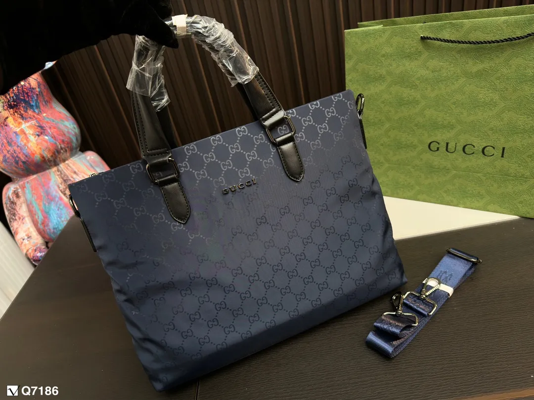 💰100 gucci 酷奇新款男包推荐 男包推荐: reverse eclipse Christopher ，nylon soft trunk, utility 邮差包。 目测爆款我觉得比女款更加简约.和潮流，女生也可以背哦，而且容量可 中国独家提前上市，大家快去联系你们的sales抢货吧 尺寸37.29cm