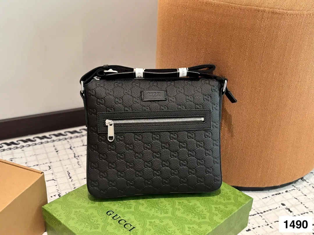 P165 配盒子 纯皮新款男士，很酷的LV男包来喽看起来十分时尚且年轻。斜挎也不显大当收纳空间真心不错，拿取东西时十分方便当肩带可以自由调节长度，任何身高都没问题 尺寸：23.16