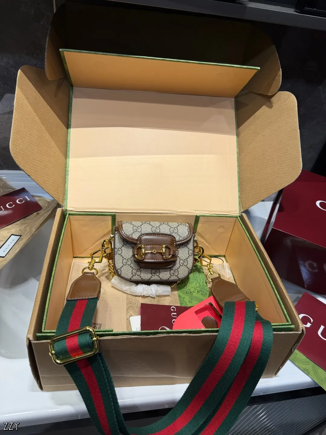 ❤️p125(礼盒包装)❤️ 女明星推荐Gucci horsebit1955超mini马 鞍包这个包有两条肩带,一条链条带.一条经典红绿织带!专柜常青藤稳稳的马衔扣、出一个火一个超mini马鞍包更为无敌友好的Size~最牛B的超贴心设计两条肩带任意搭配!实在太屌了!不后悔系列闭眼剁手买~12*4*9cm